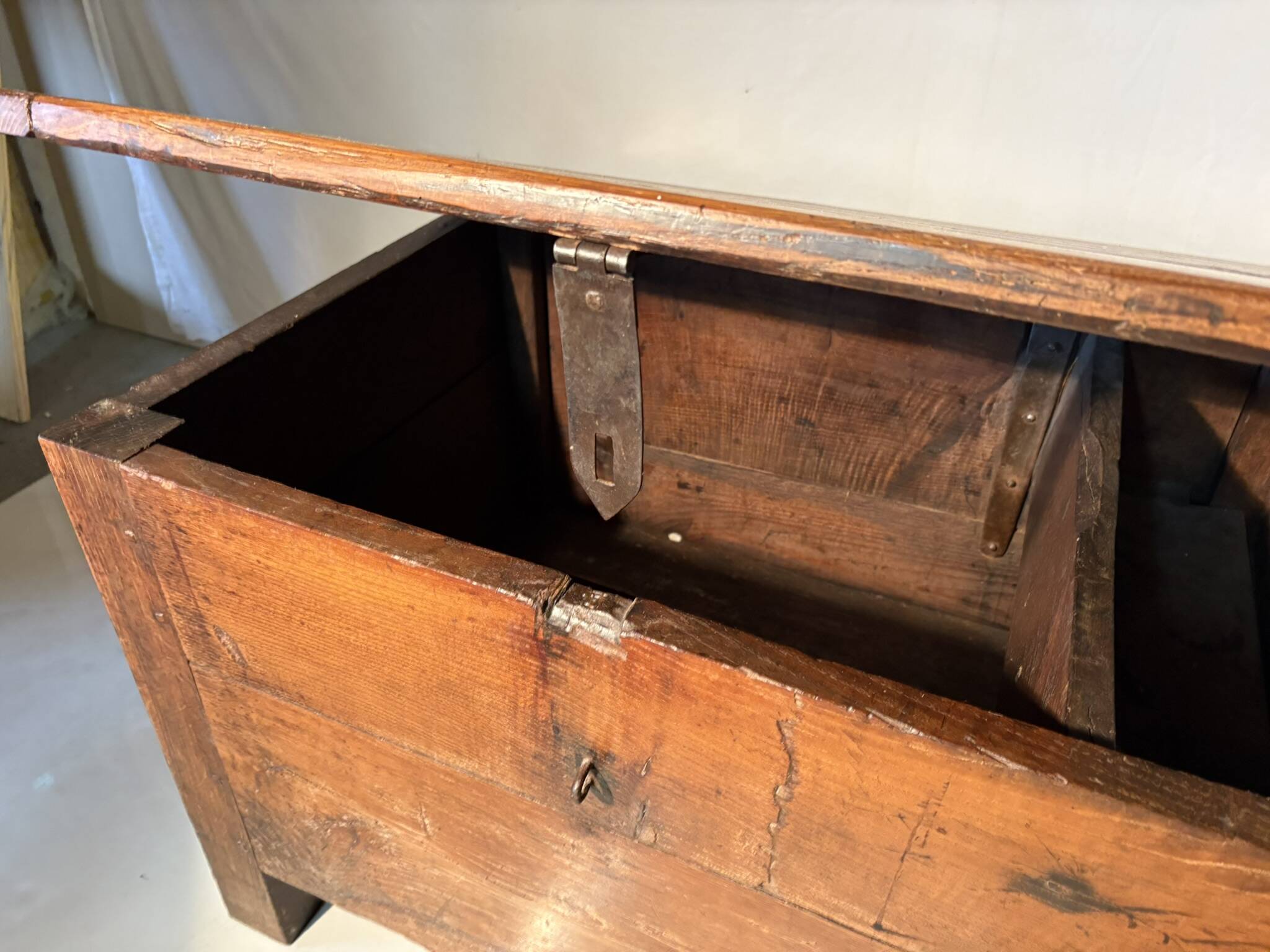 Rustic chest in old wood, original fittings