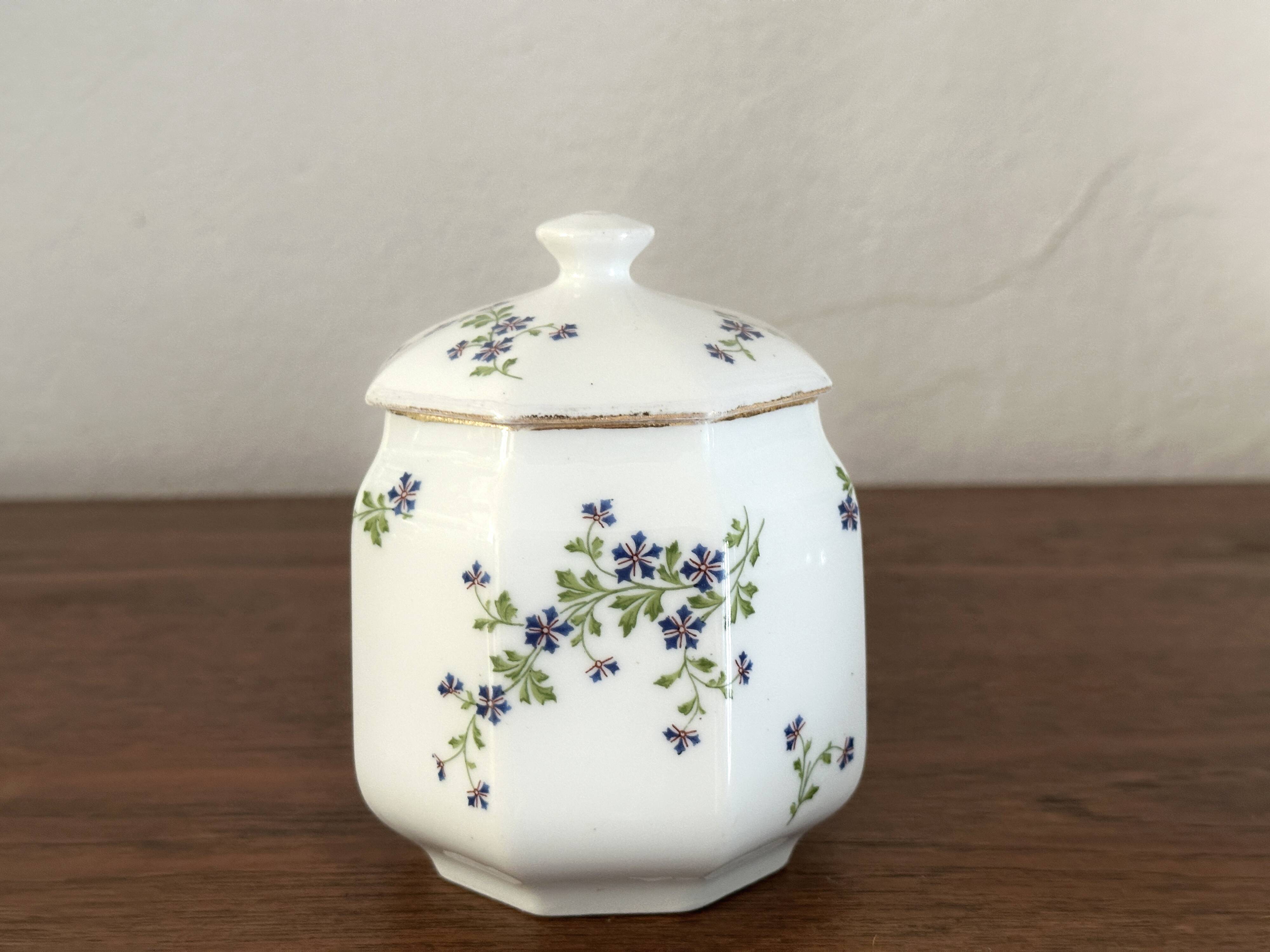 Sugar bowl / sweet jar in Limoges porcelain by Bernardaud with a barb decoration.