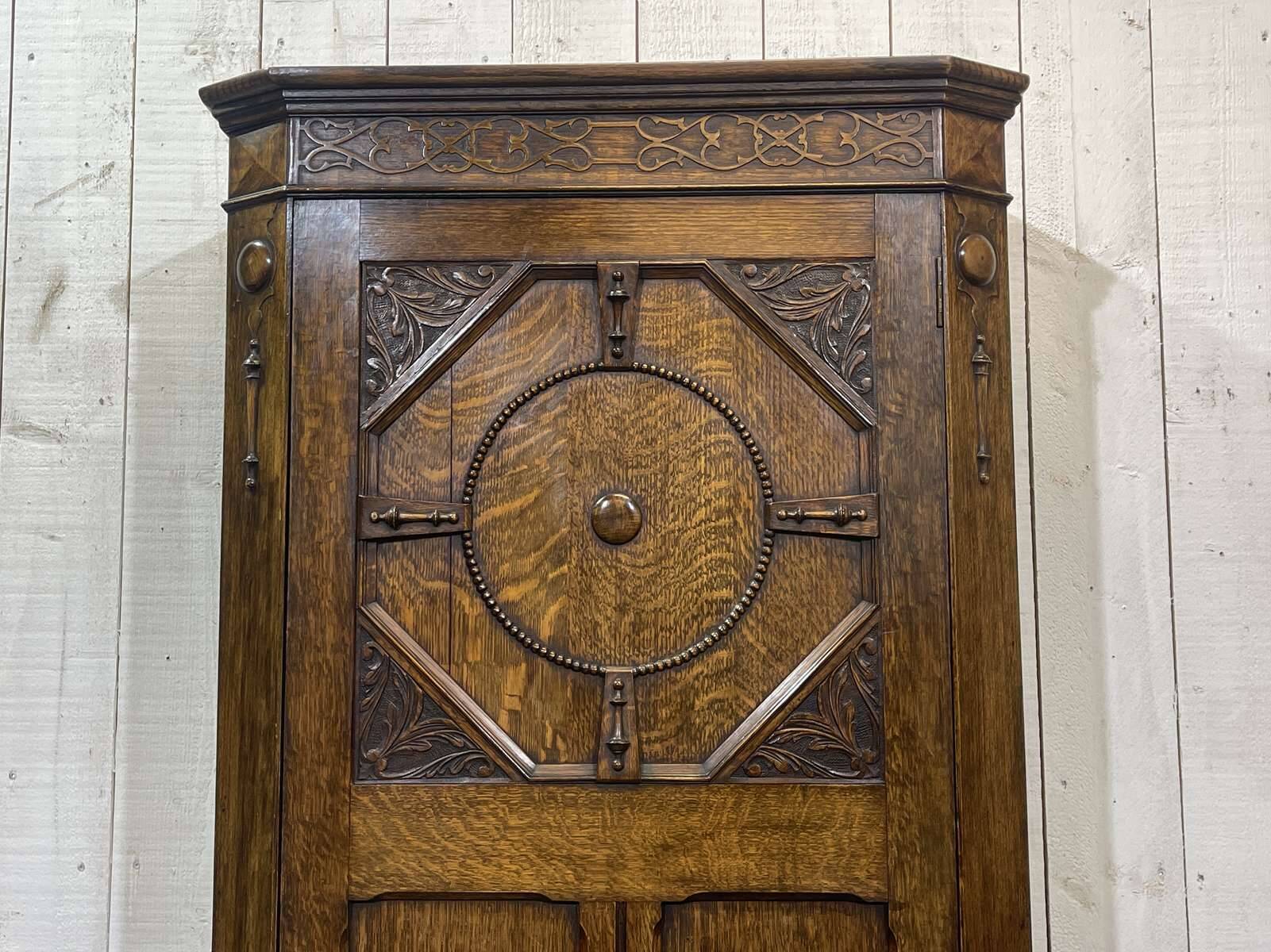 English oak wardrobe cupboard from the early 20th century