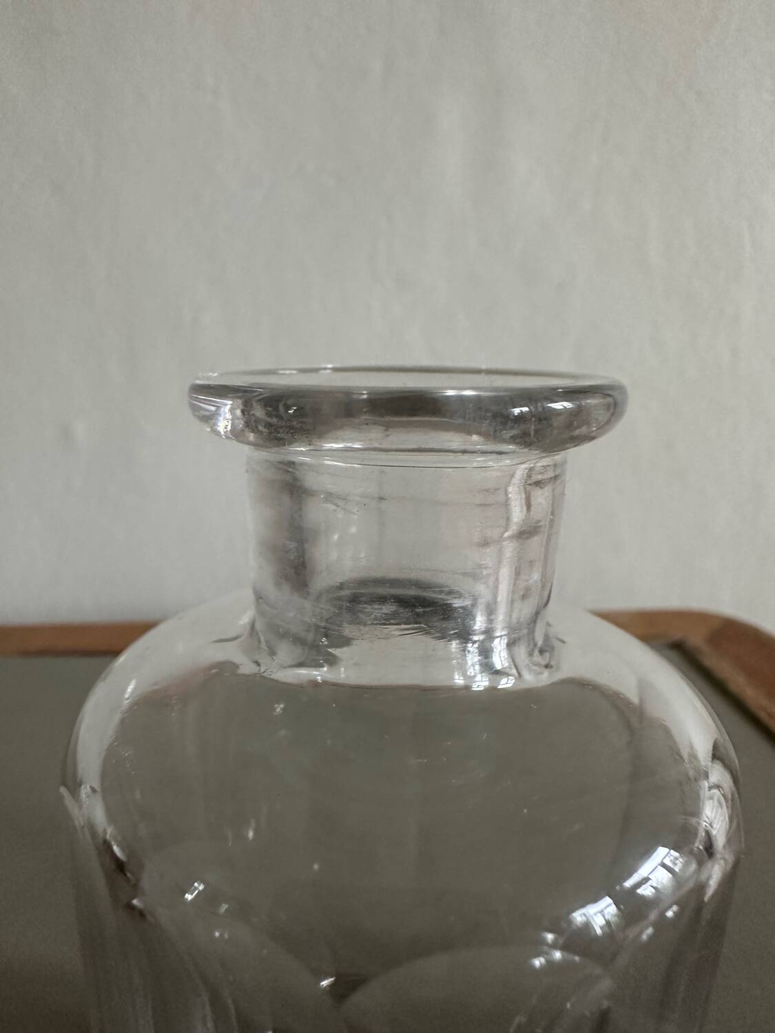 Glass bottle and its glass stopper