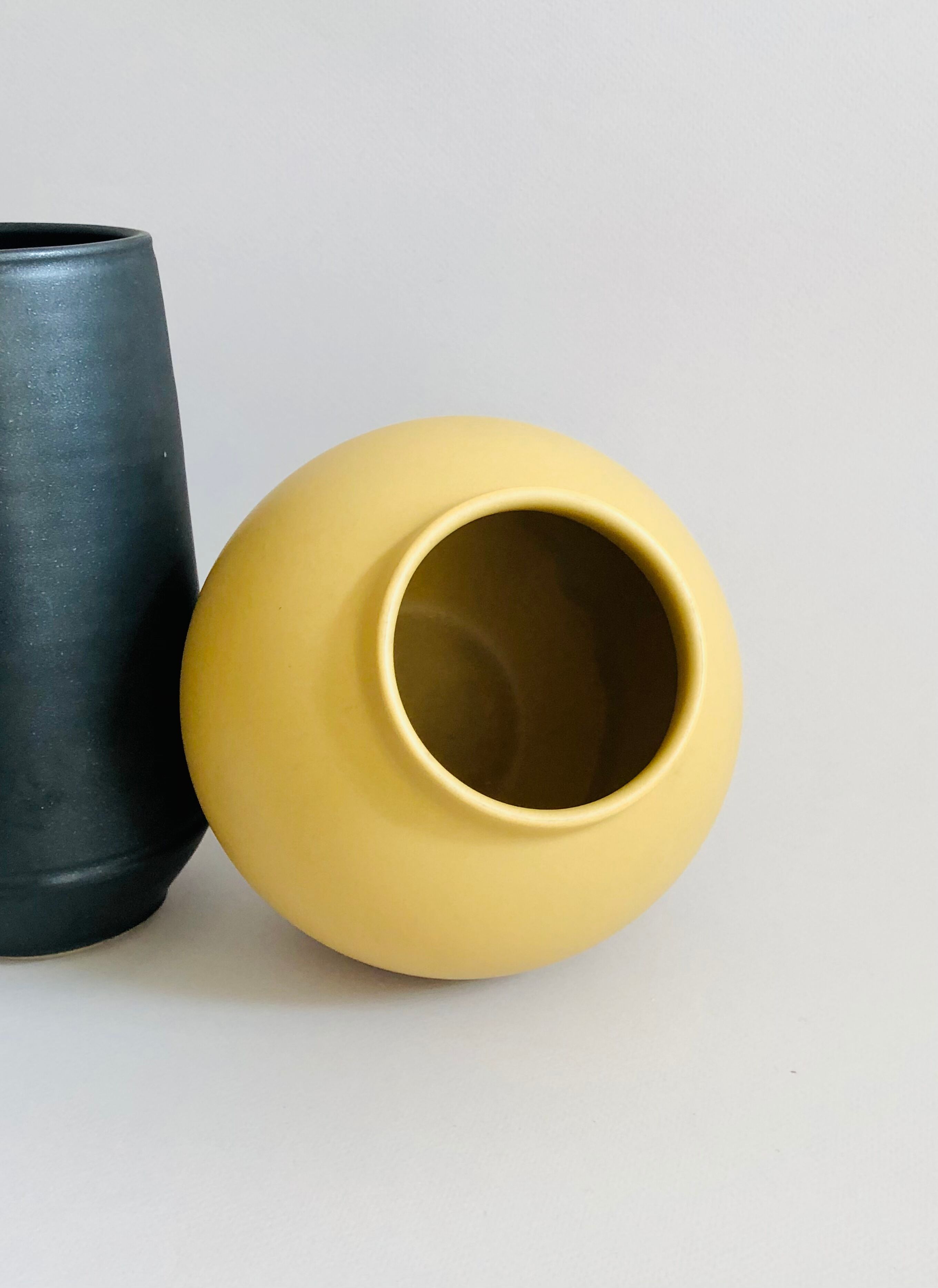 Vintage ball vase in matt ceramic H14cm