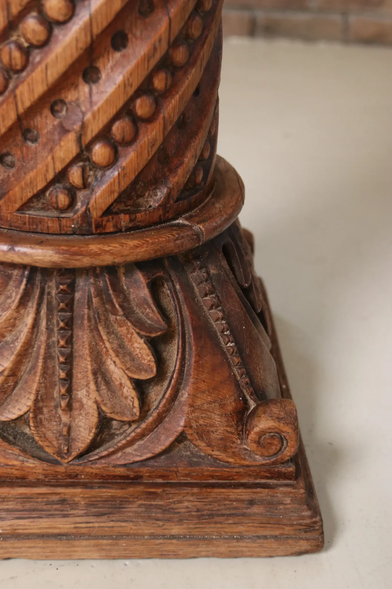 Carved oak column with twisted shaft, beads and acanthus – 19th c.