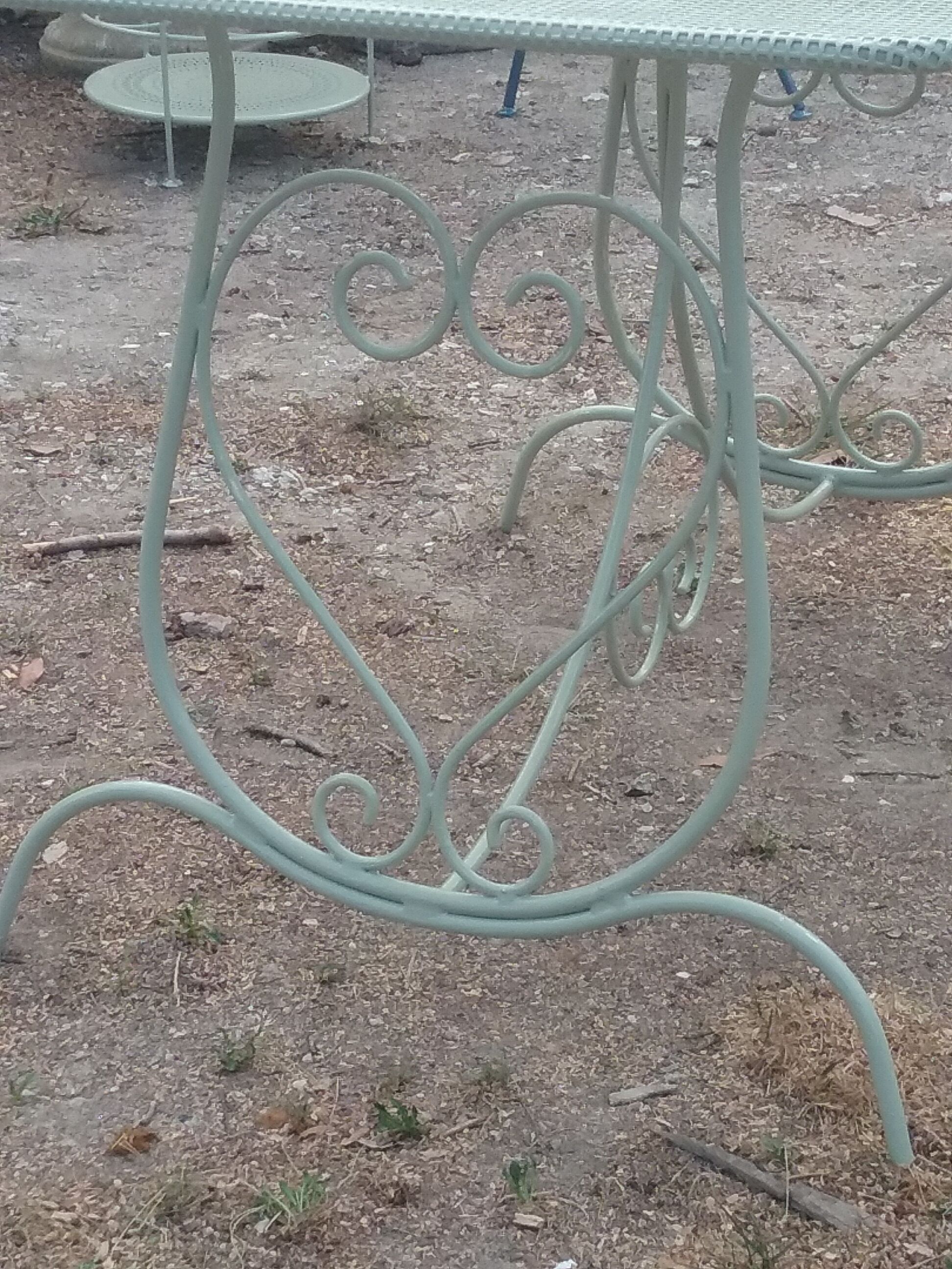 Salon de jardin en fer forgé vert