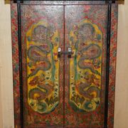 Armoire chinoise vintage peinte avec pagode et tiroirs