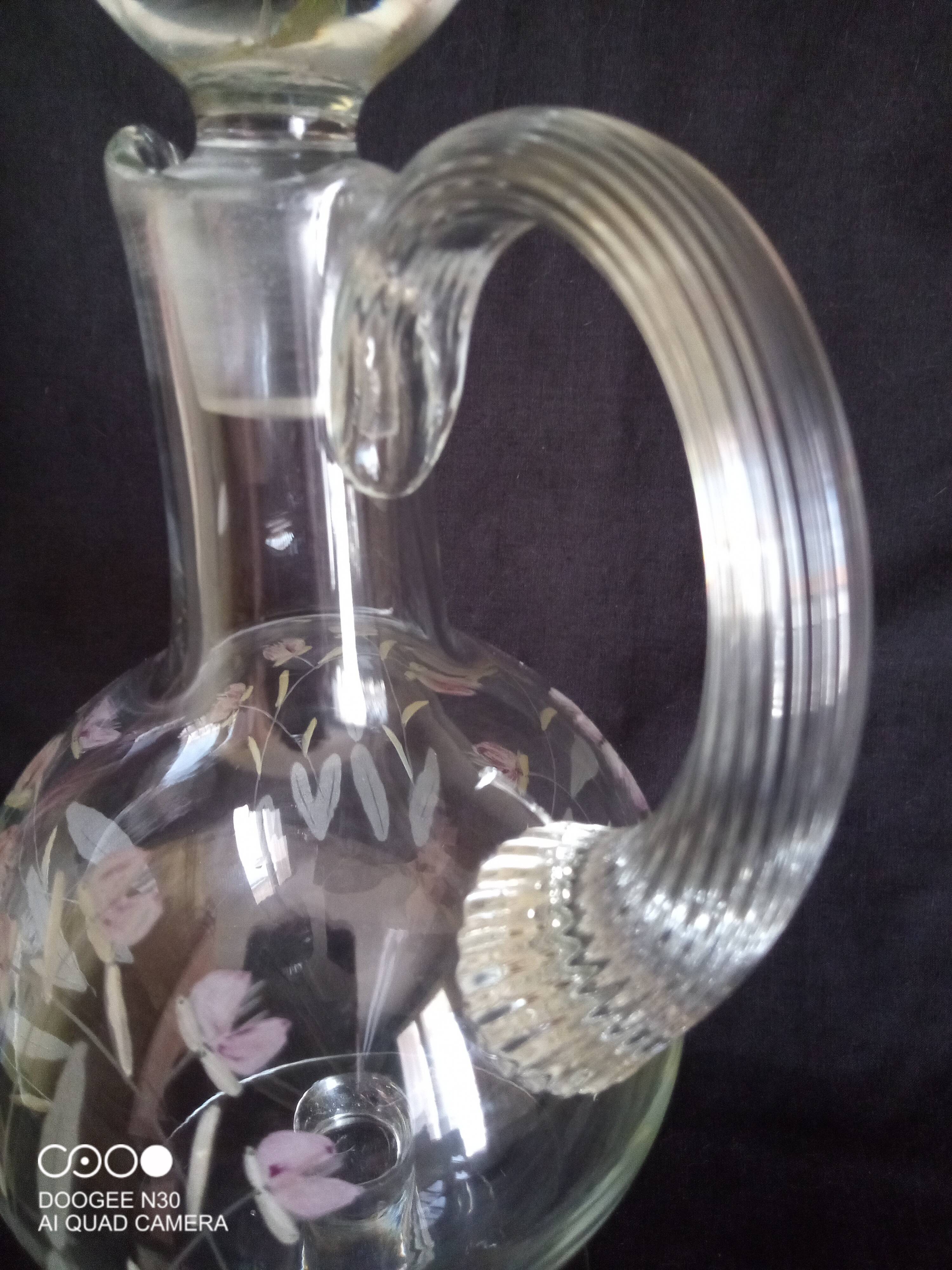 Carafe à vin sur pied, en verre taillé et émaillé