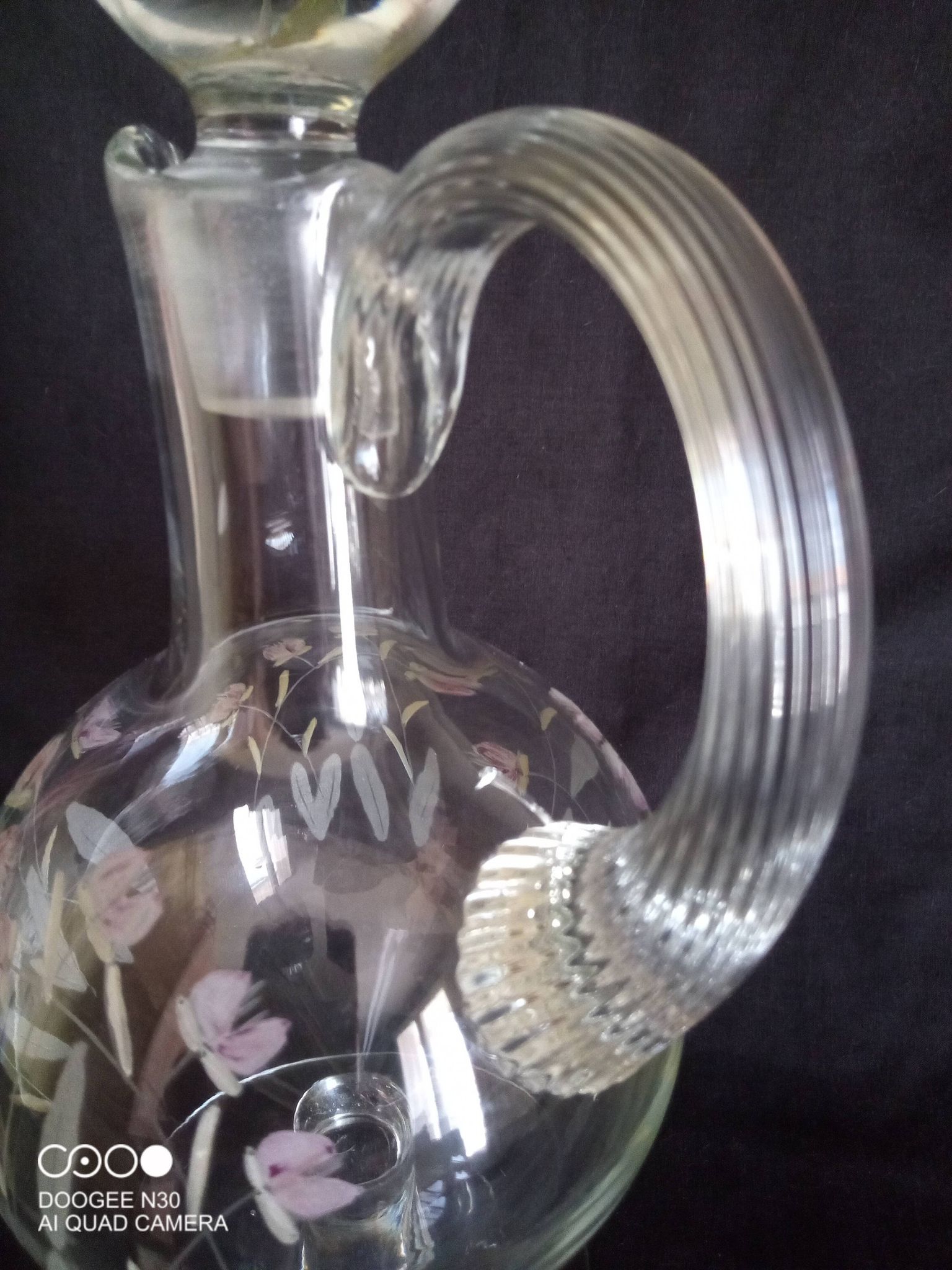 Carafe à vin sur pied, en verre taillé et émaillé