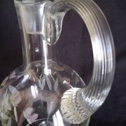 Carafe à vin sur pied, en verre taillé et émaillé