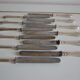 12 couteaux de table ancien metal argente monogramme