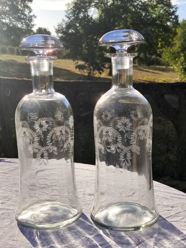 Deux bouteilles anciennes en verre gravé