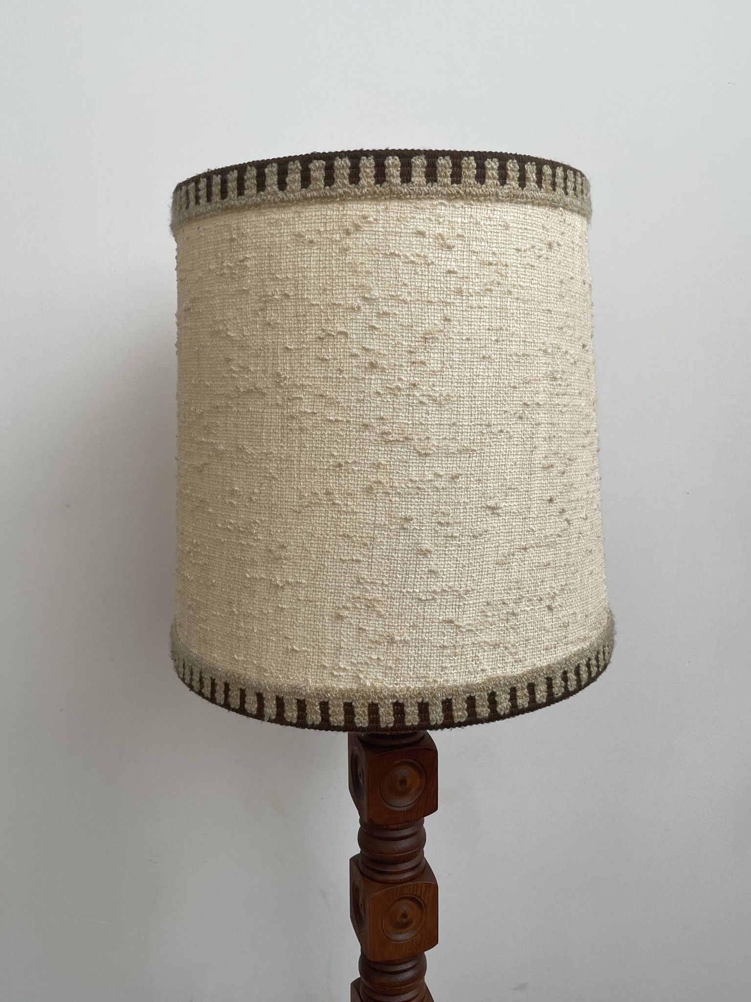 Brutalist floor lamp in turned wood, in the style of Charles Dudouyt.