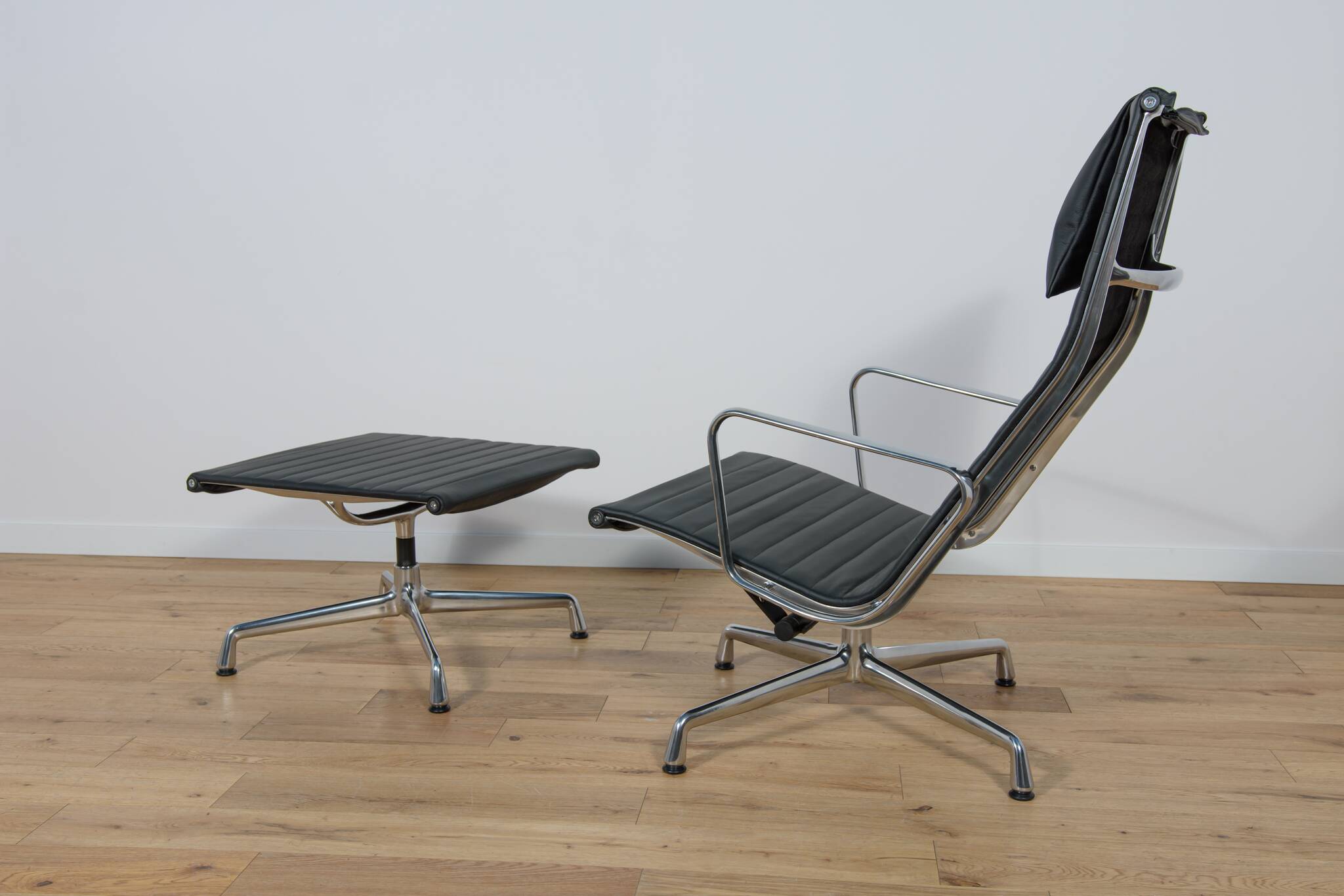 Eames Alu Group EA124 & EA125 Lounge Chair & Ottoman by Charles & Ray Eames for Vitra, 1980s.