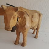 Vache en bois sculpté