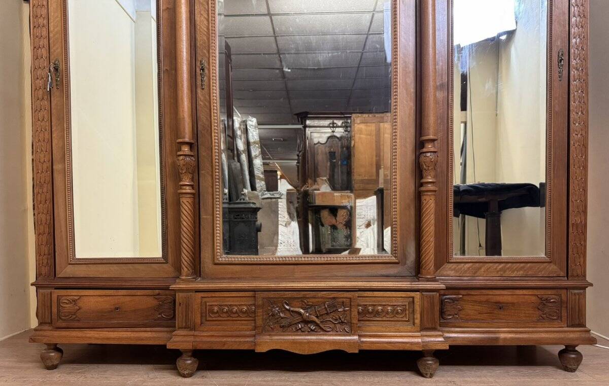 armoire style Louis XVI en noyer vers 1850