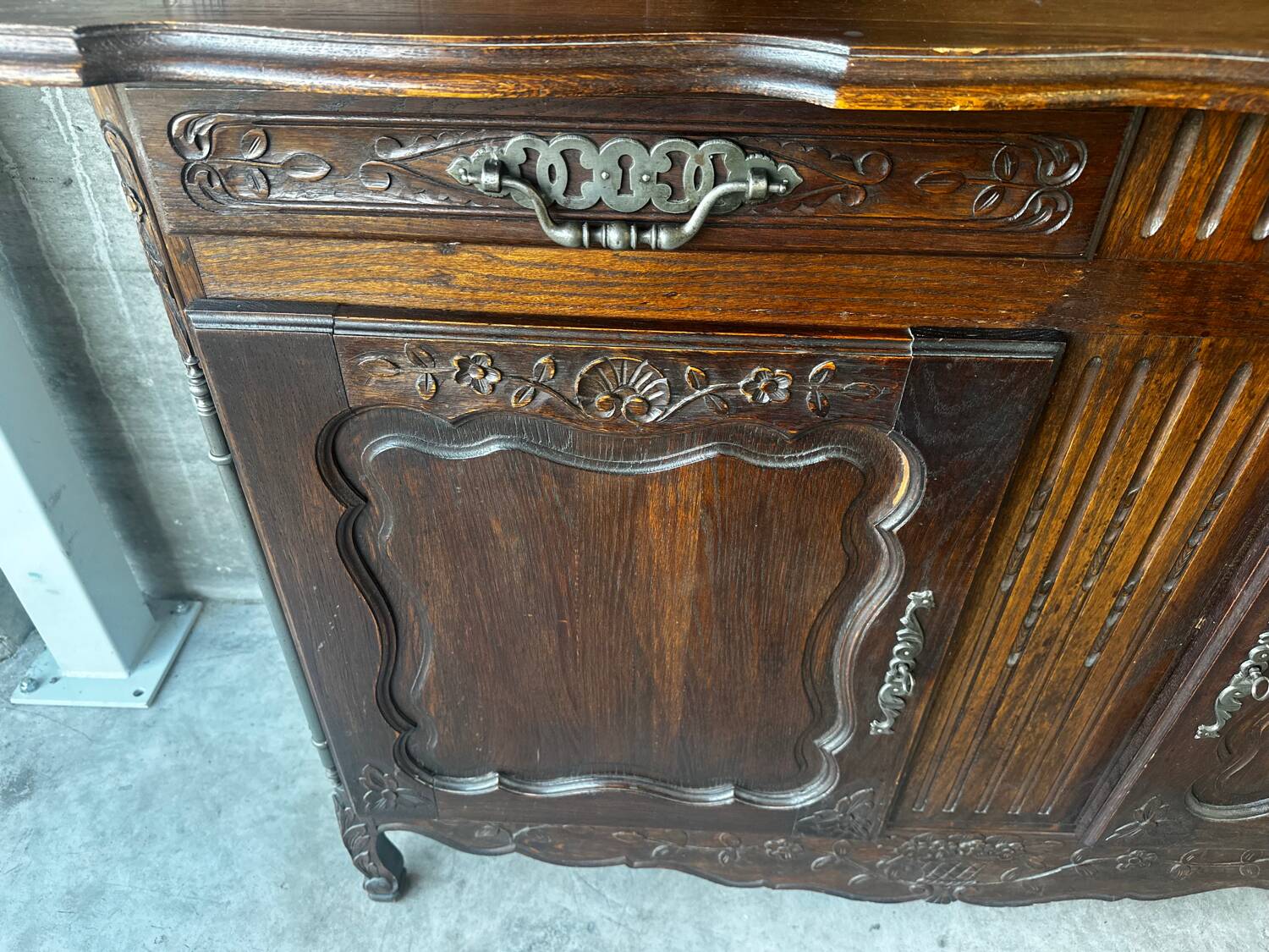Buffet deux corps ancien en chêne sculpté – Style Louis XV – Vaisselie