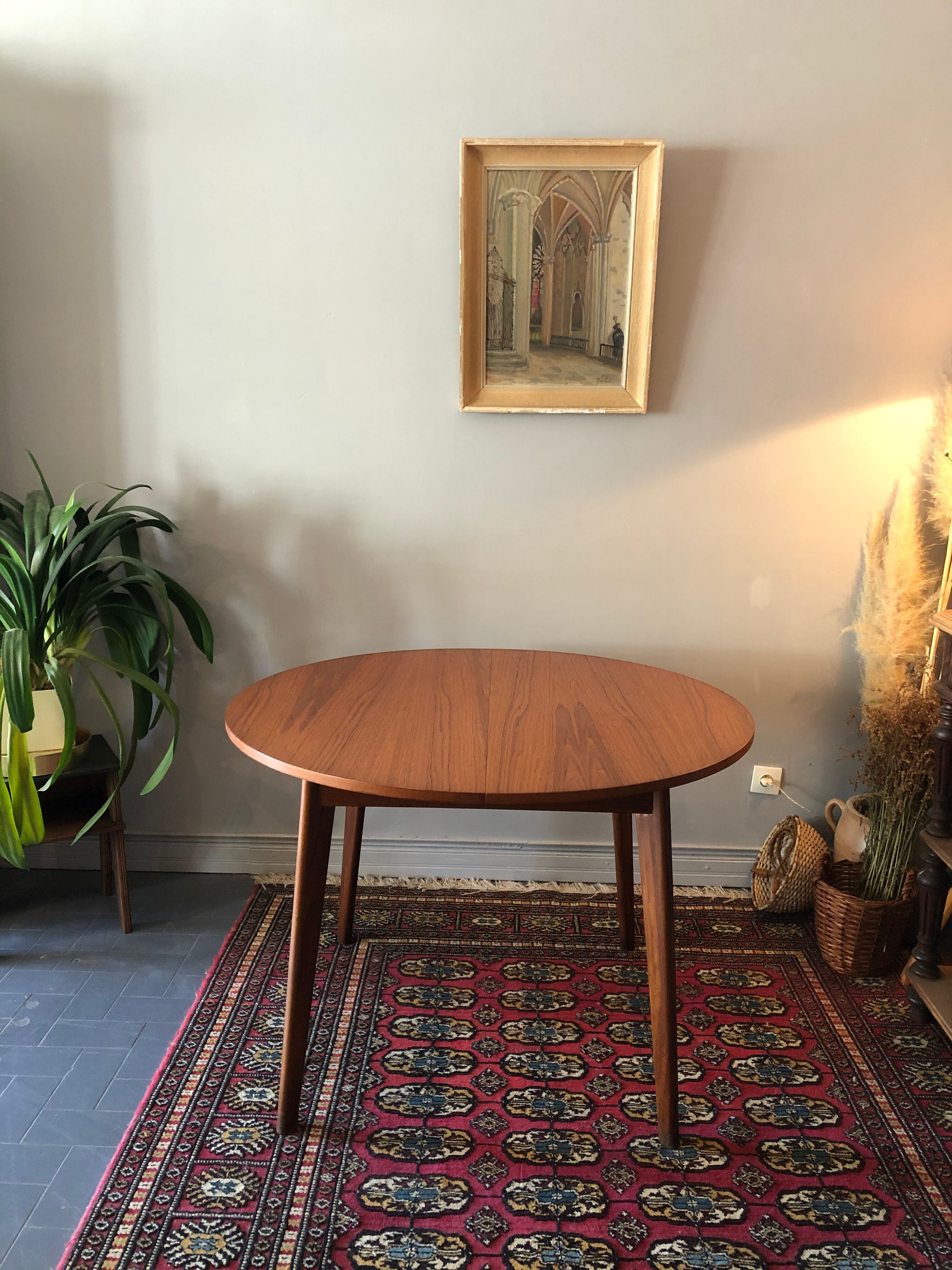 Extendable vintage roundtable
