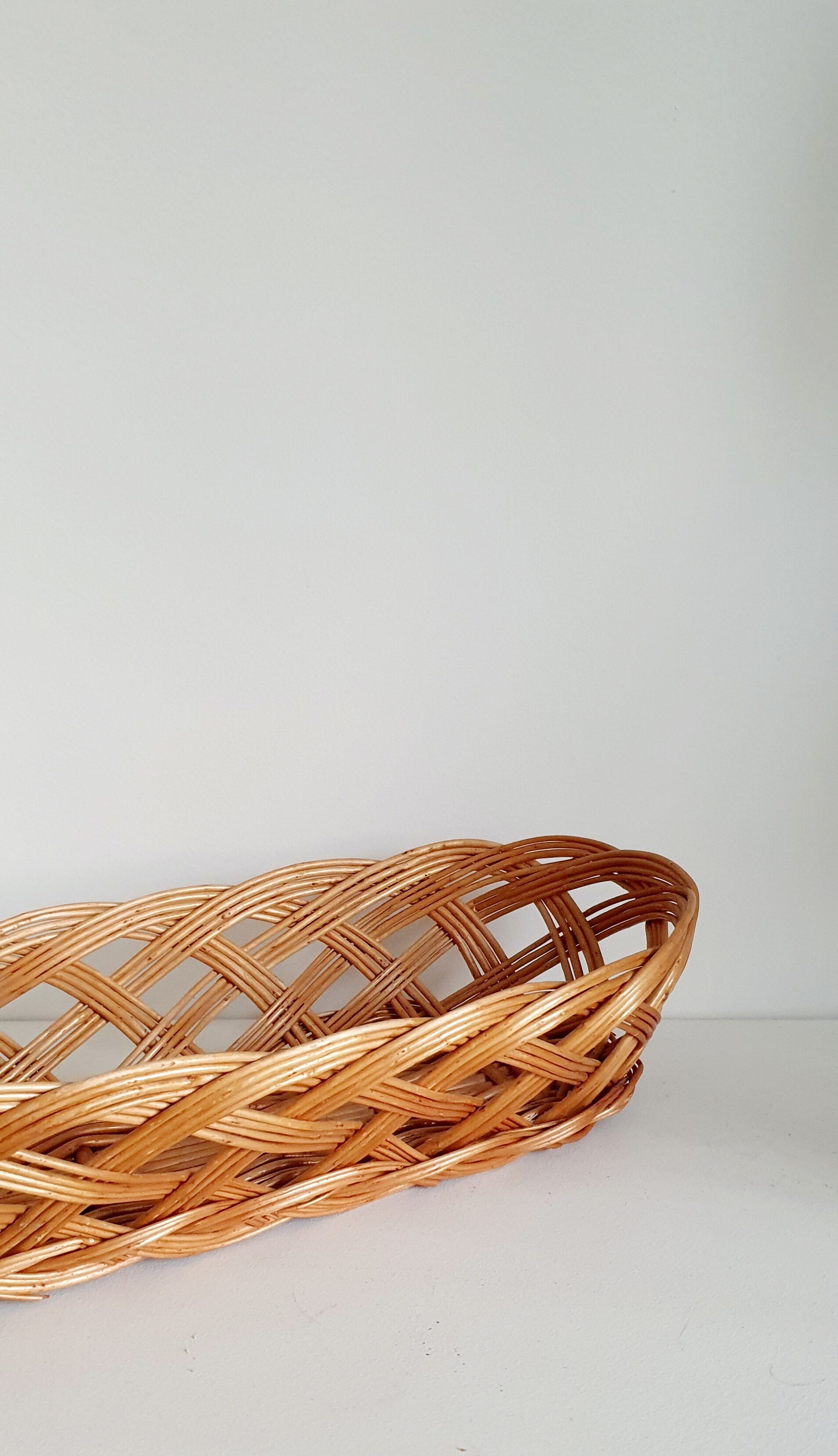 Bread basket and basket