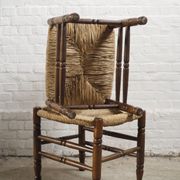 Une paire de tabourets en corde à papier