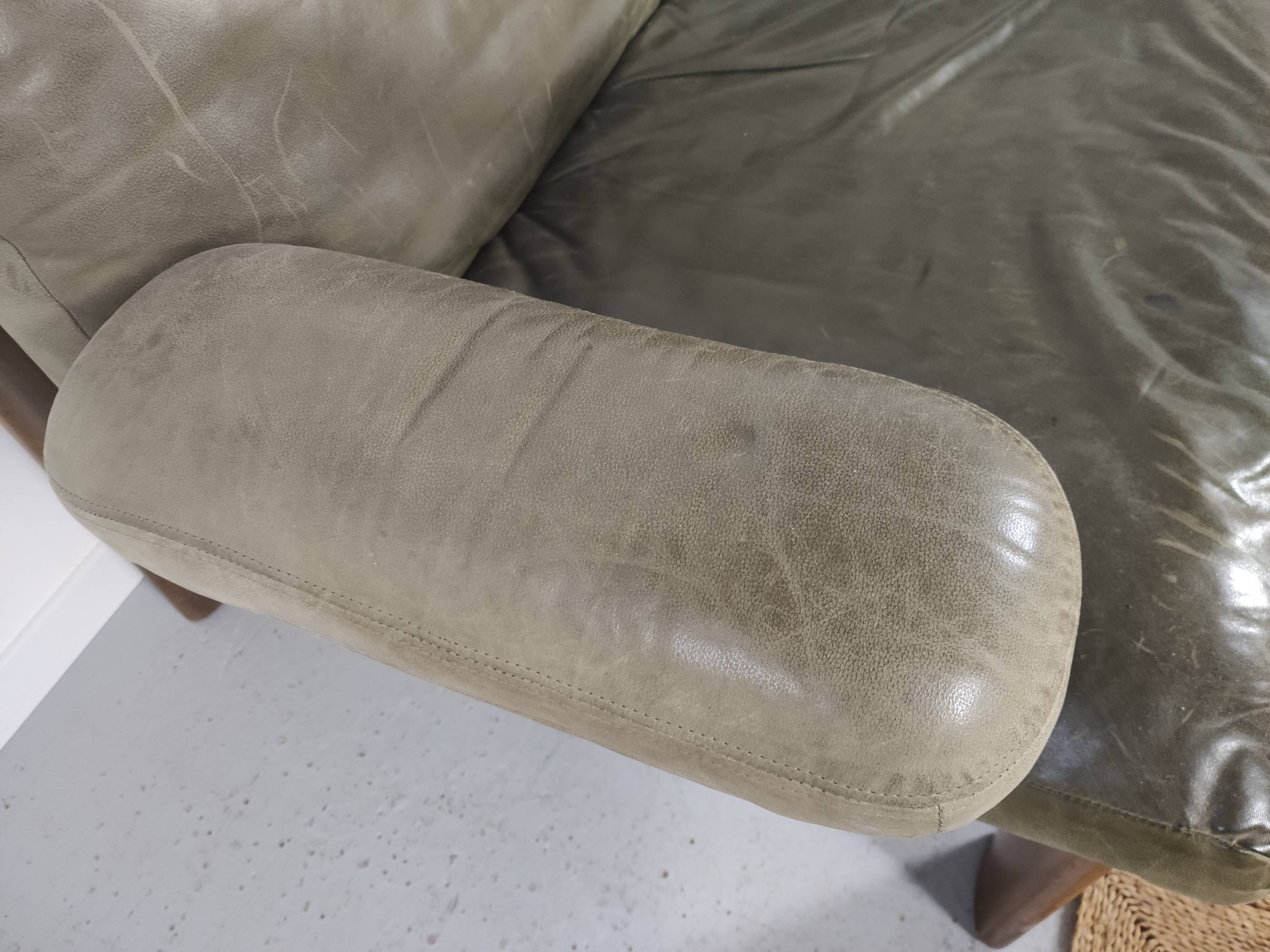 Modulable sofa an armchair in leather and wood