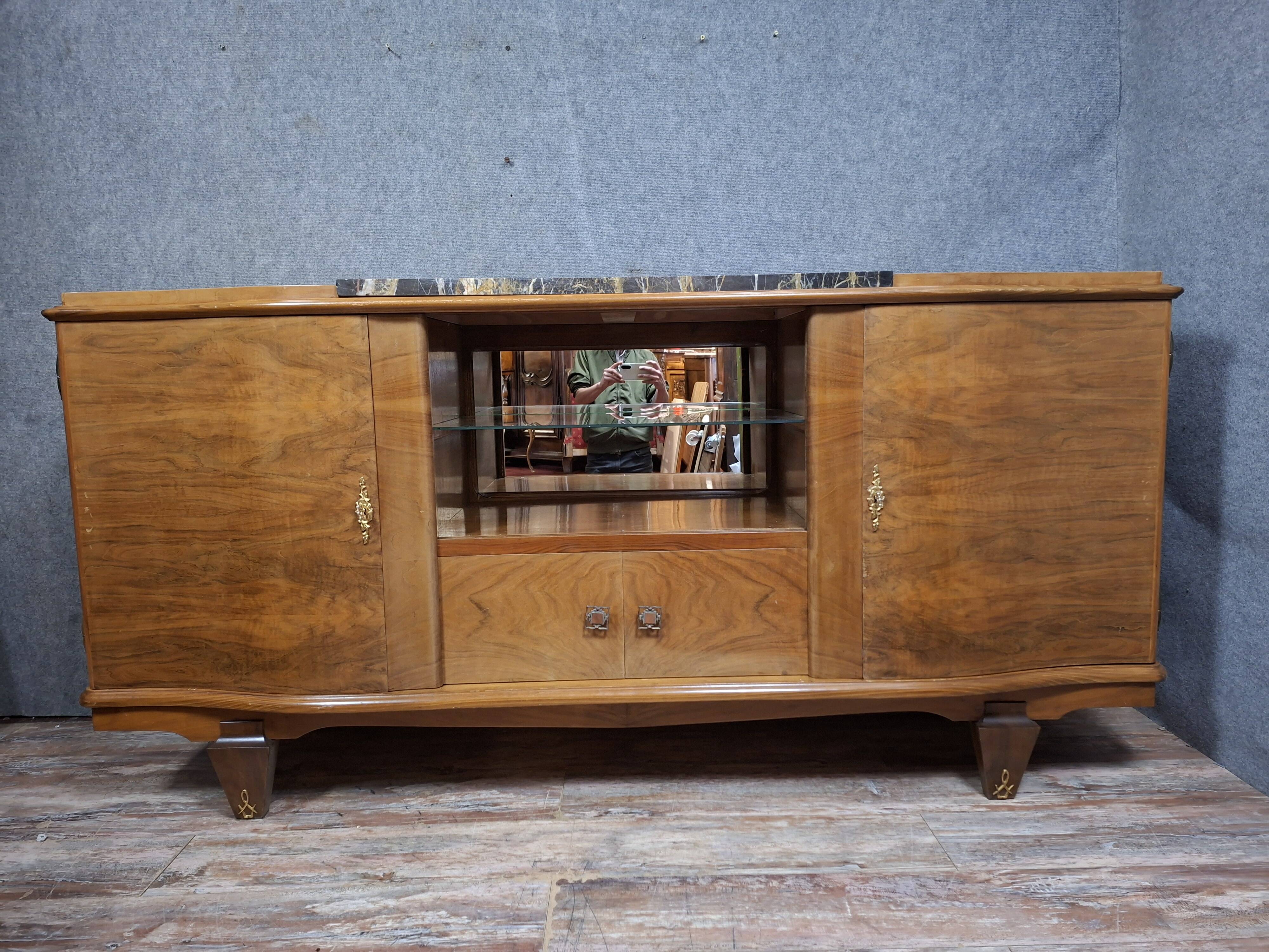Art Deco buffet in flame walnut veneer, French work from the 1930s.