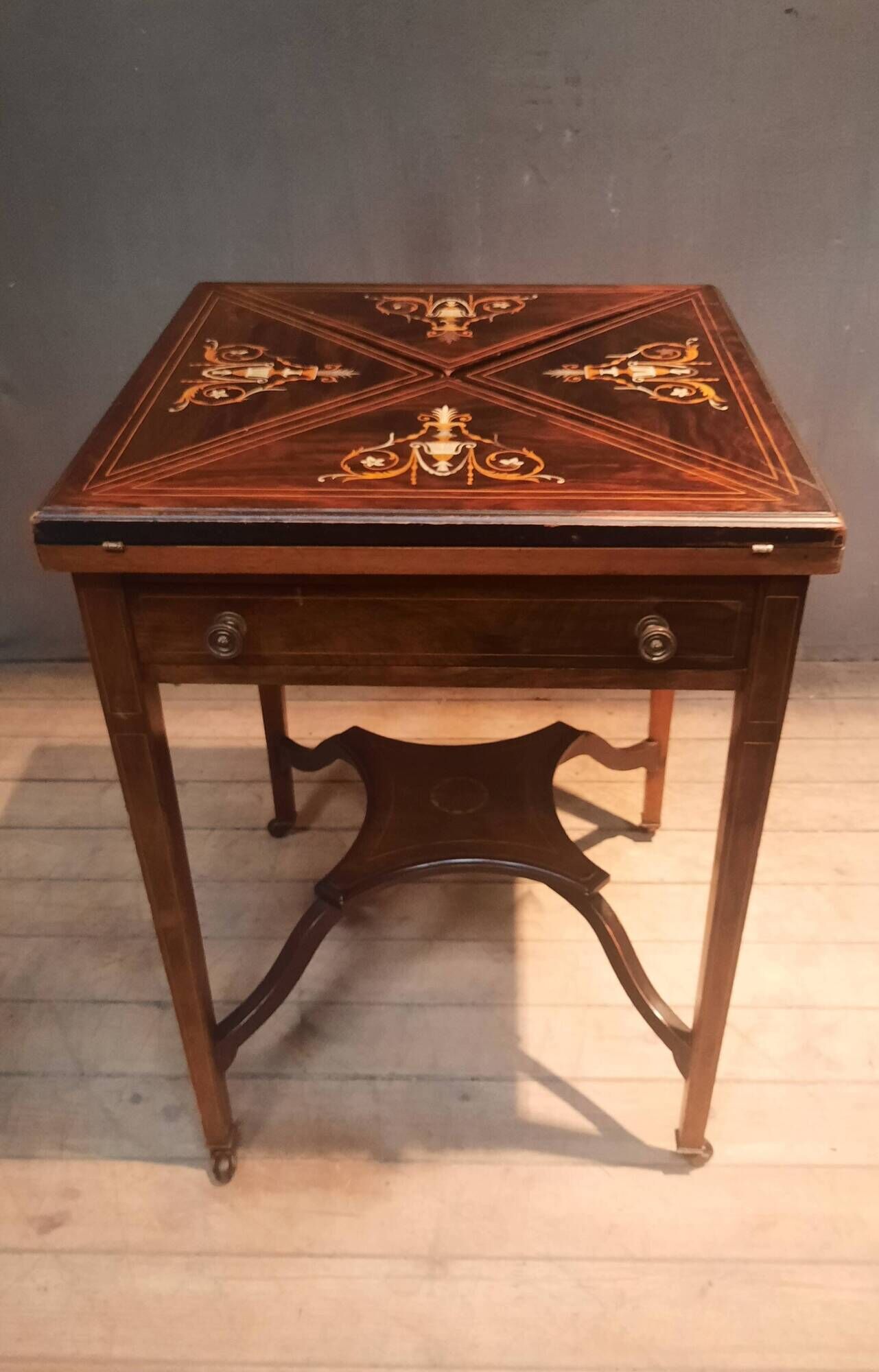 Table d'appoint, à jeu dite "mouchoir"