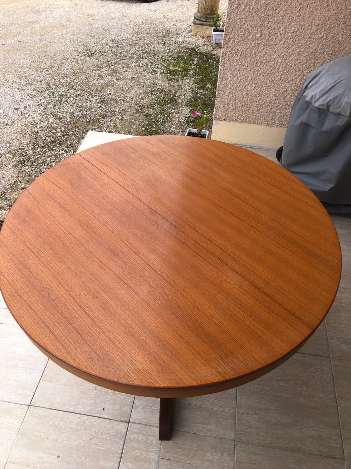 Baumann extendable round table