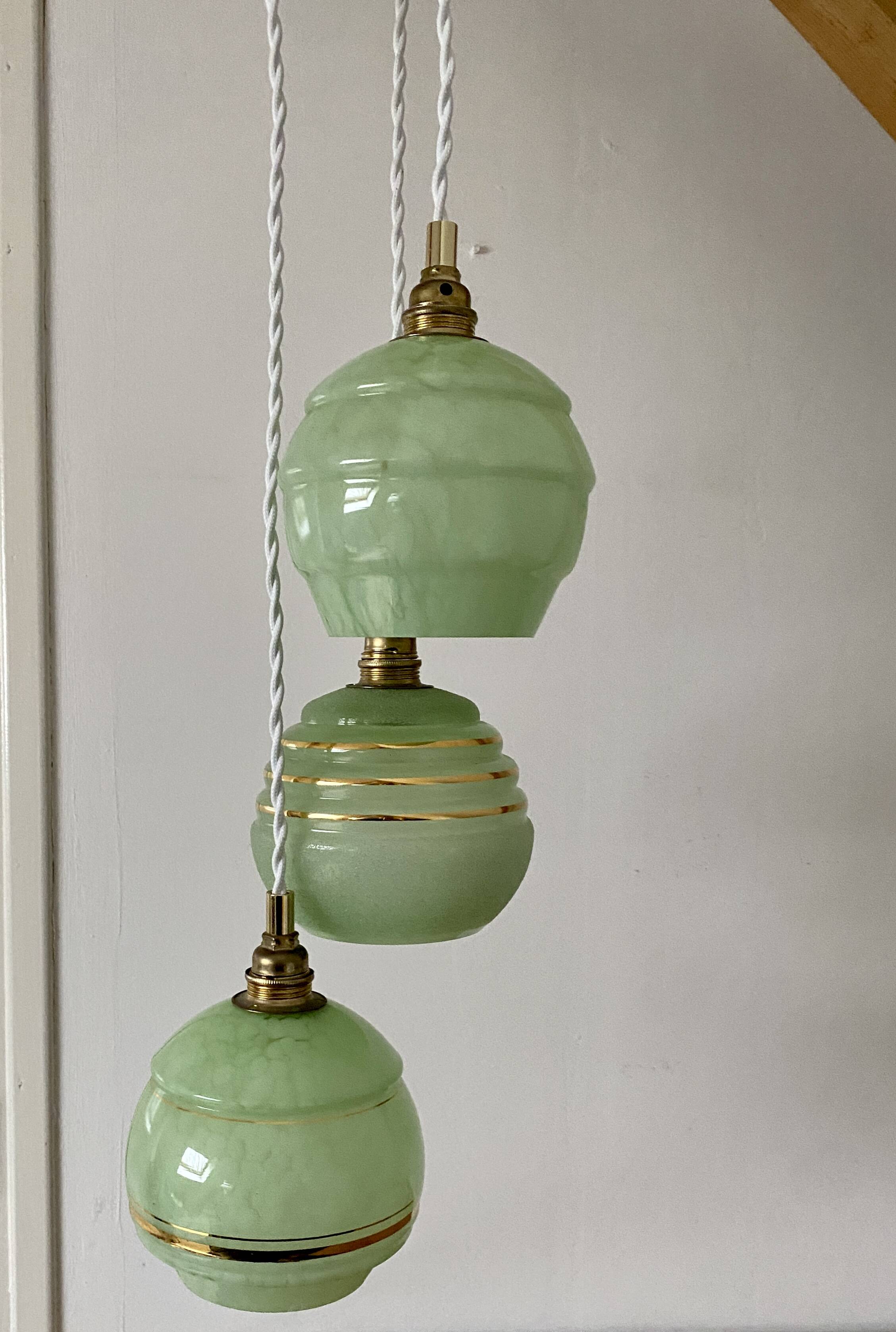 Suspension triple globes vintage art déco en verre vert et doré