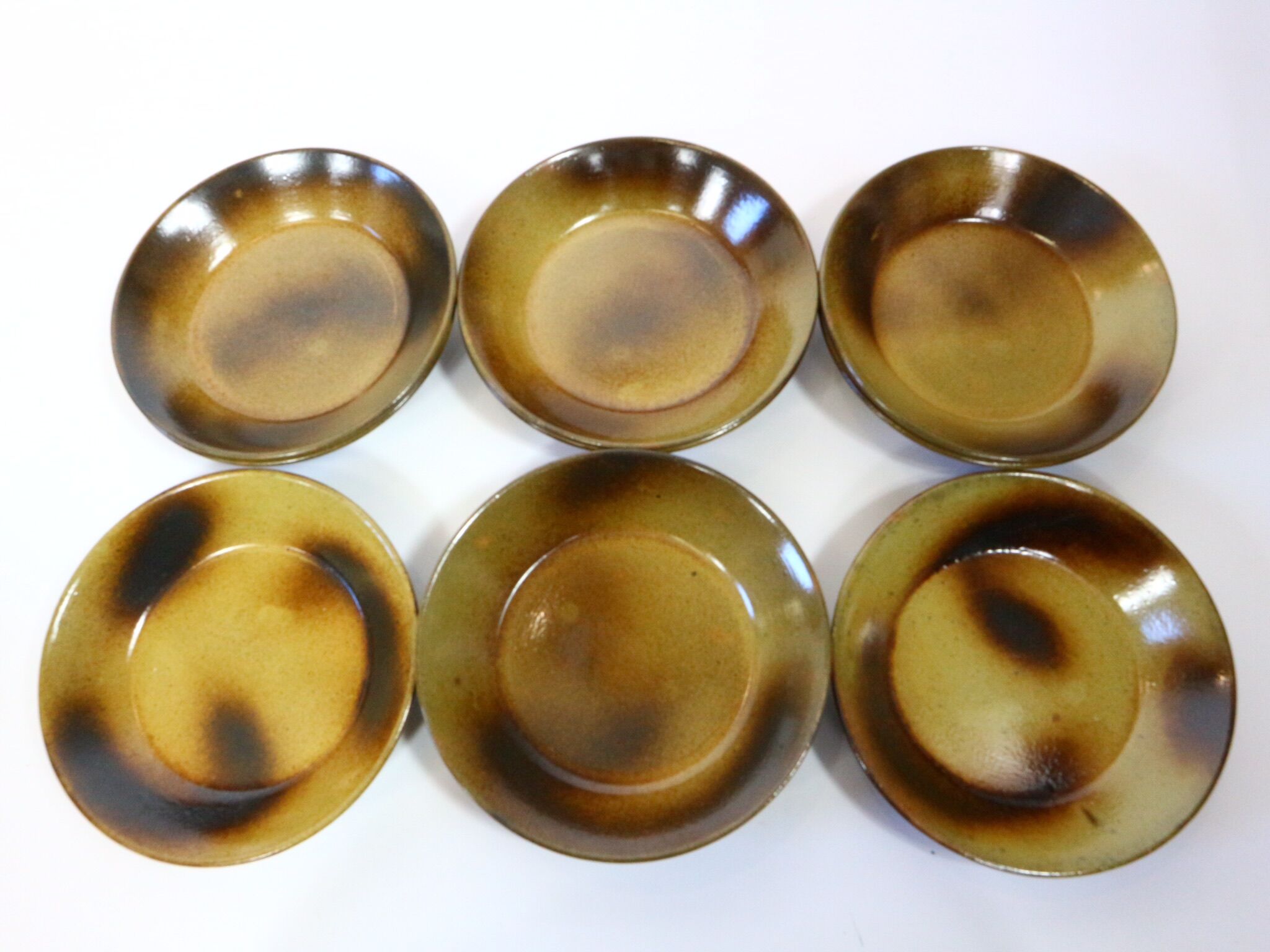 Vintage service plates and serving trays, 39 pieces, silk-screened.