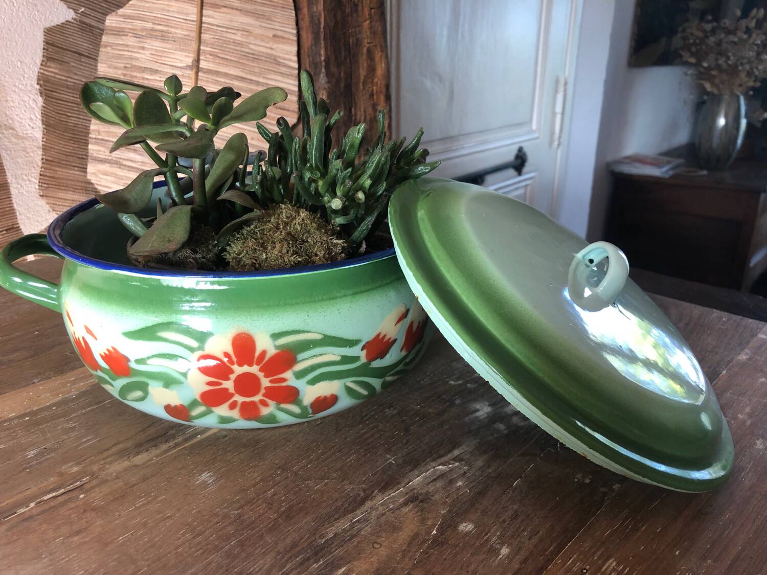 Enamelled sheet tureen