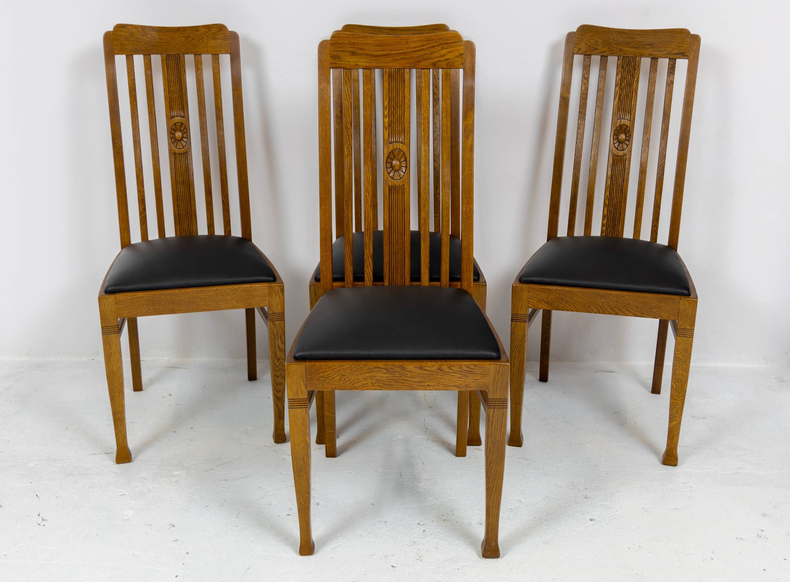 Set of 6 Art Nouveau chairs and armchairs in oak and leather.