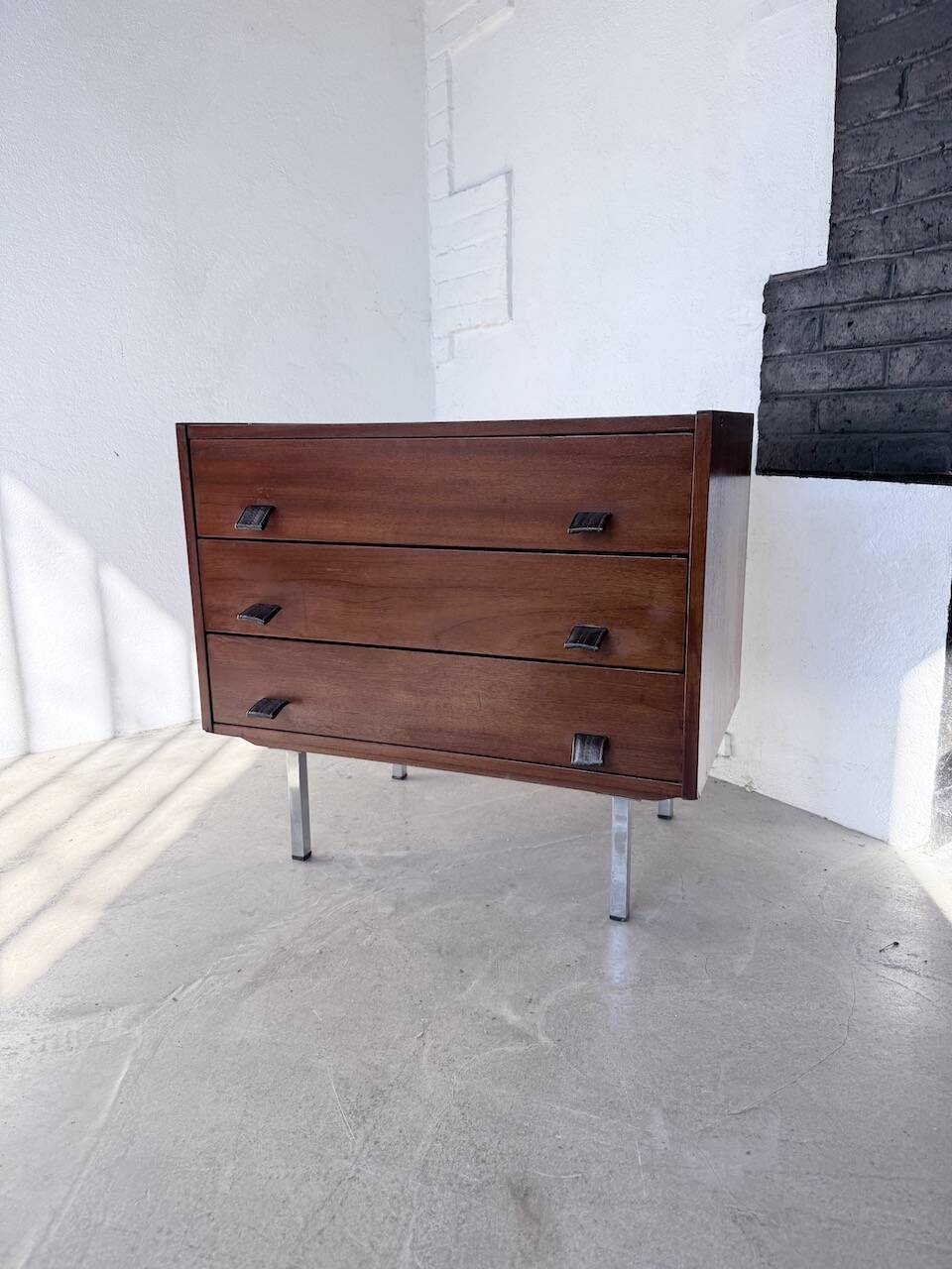 Commode teck poignées cuir 1960