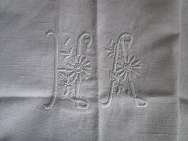 Old cotton curtain: 300x220cm with embroidered/monogrammed return.