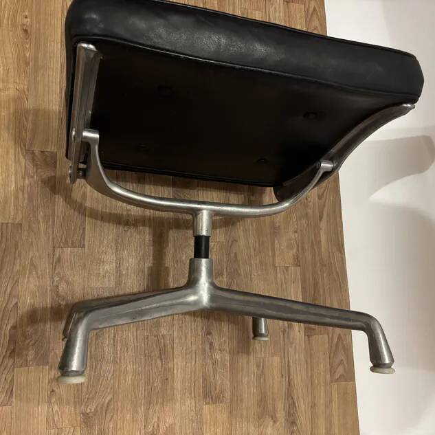 Intermediate Eames chair from the 70s in leather.