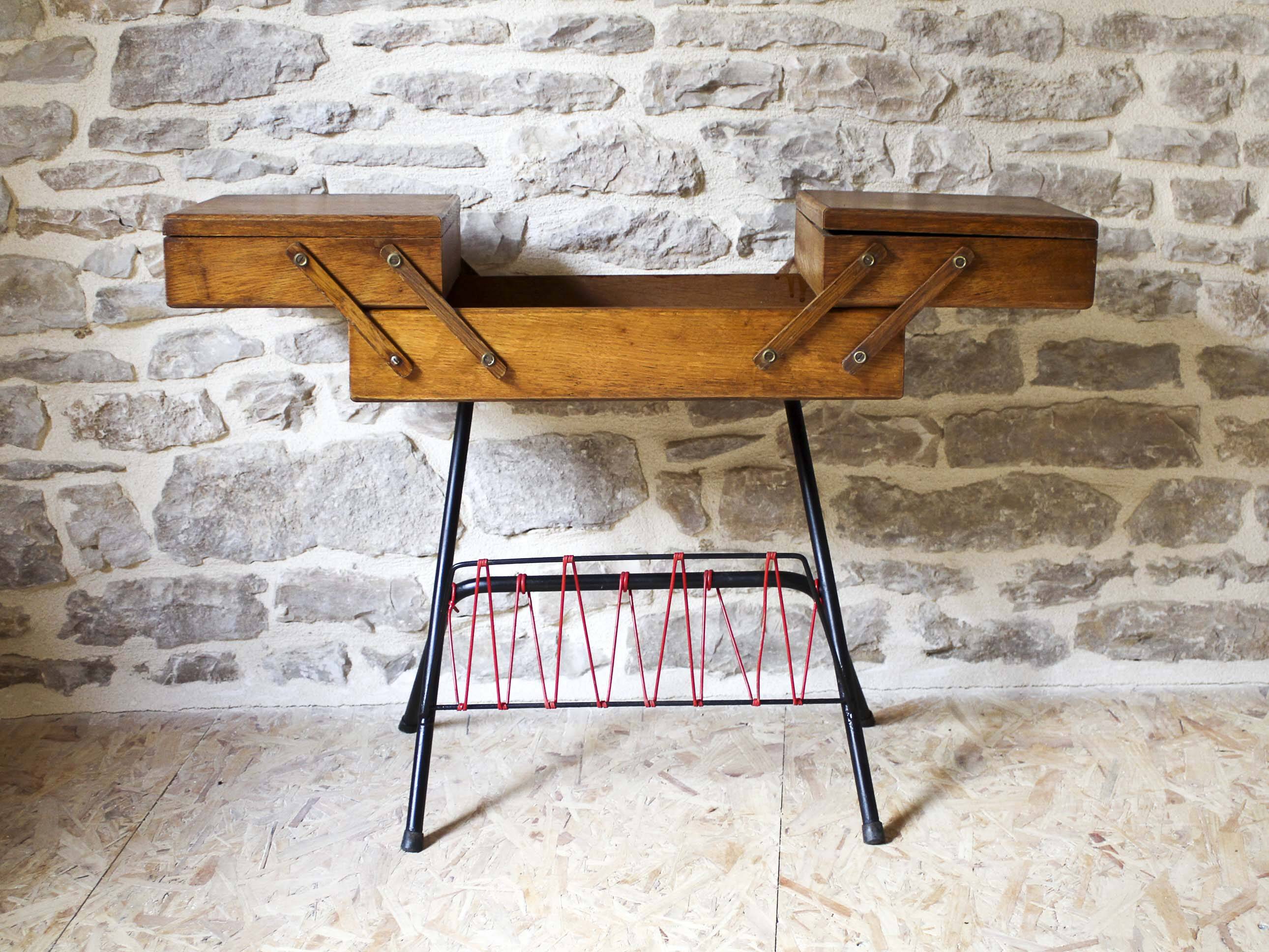 Scoubidou magazine worker