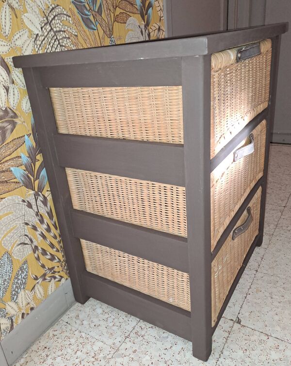 Meuble rangement en bois et osier France 1980 / en bois repeint marron foncé et 3 tiroirs en osier