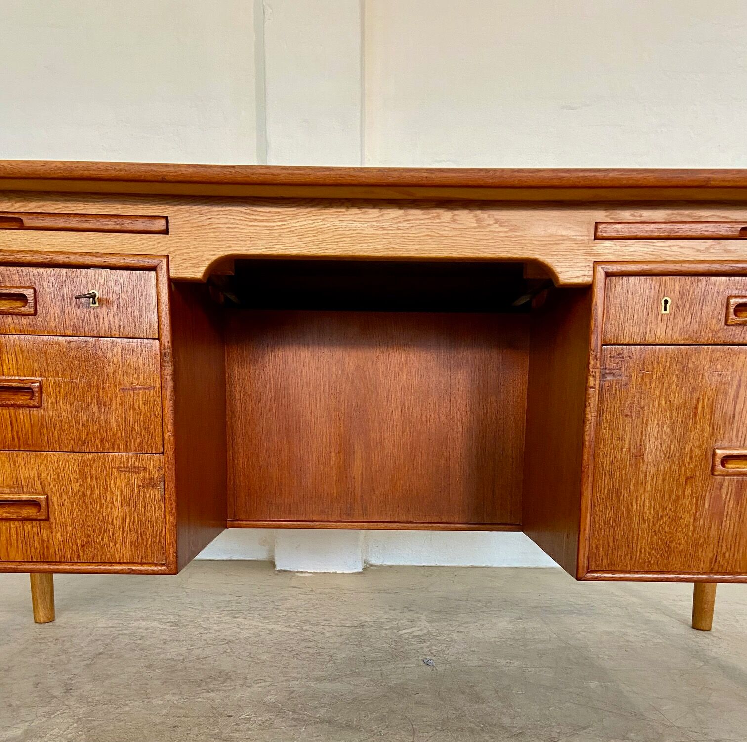 Vintage Danish desk in teak and oak by Børge Mogensen for Søborg Møbelfabrik, 1960s.