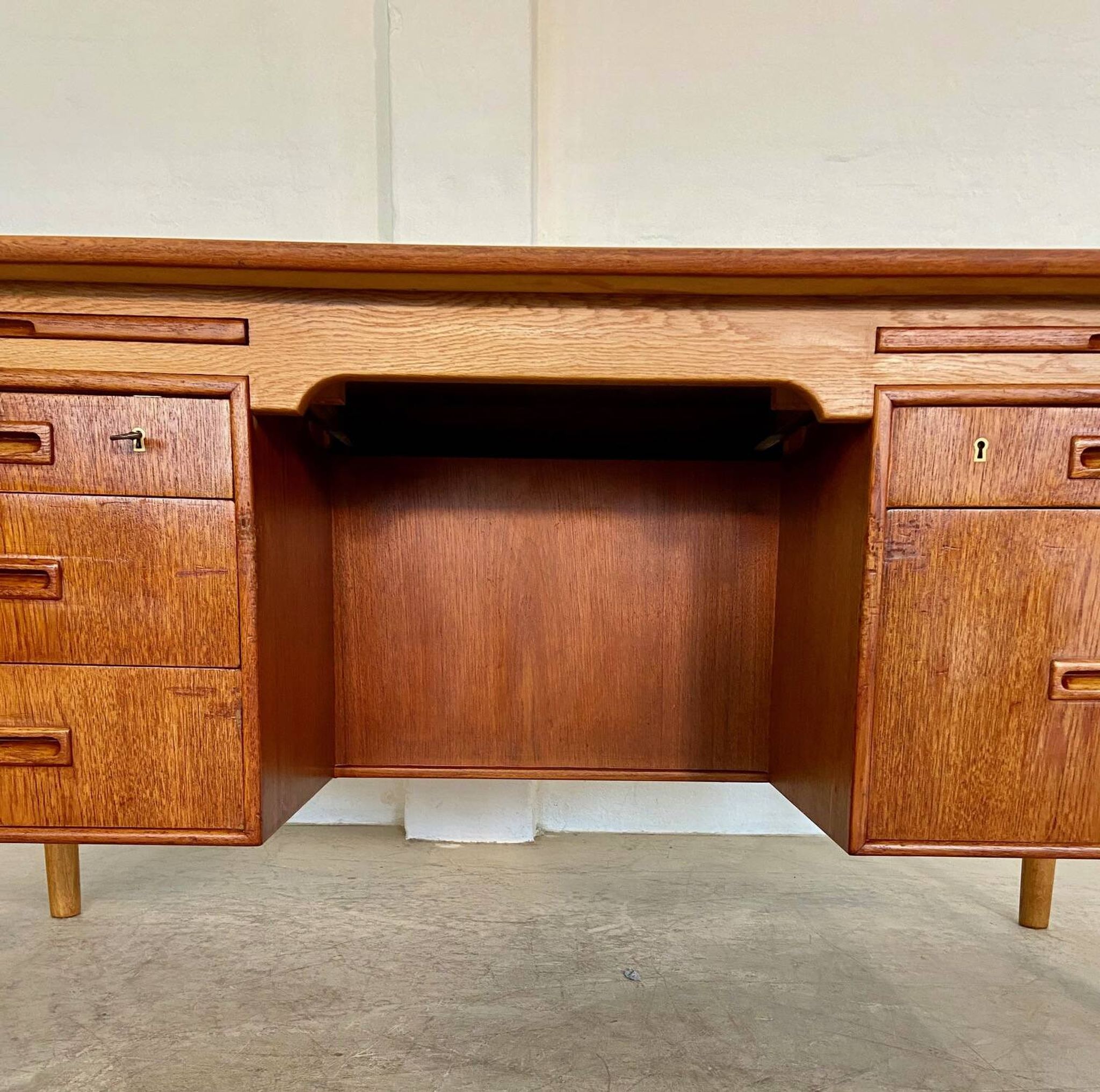 Vintage Danish desk in teak and oak by Børge Mogensen for Søborg Møbelfabrik, 1960s.