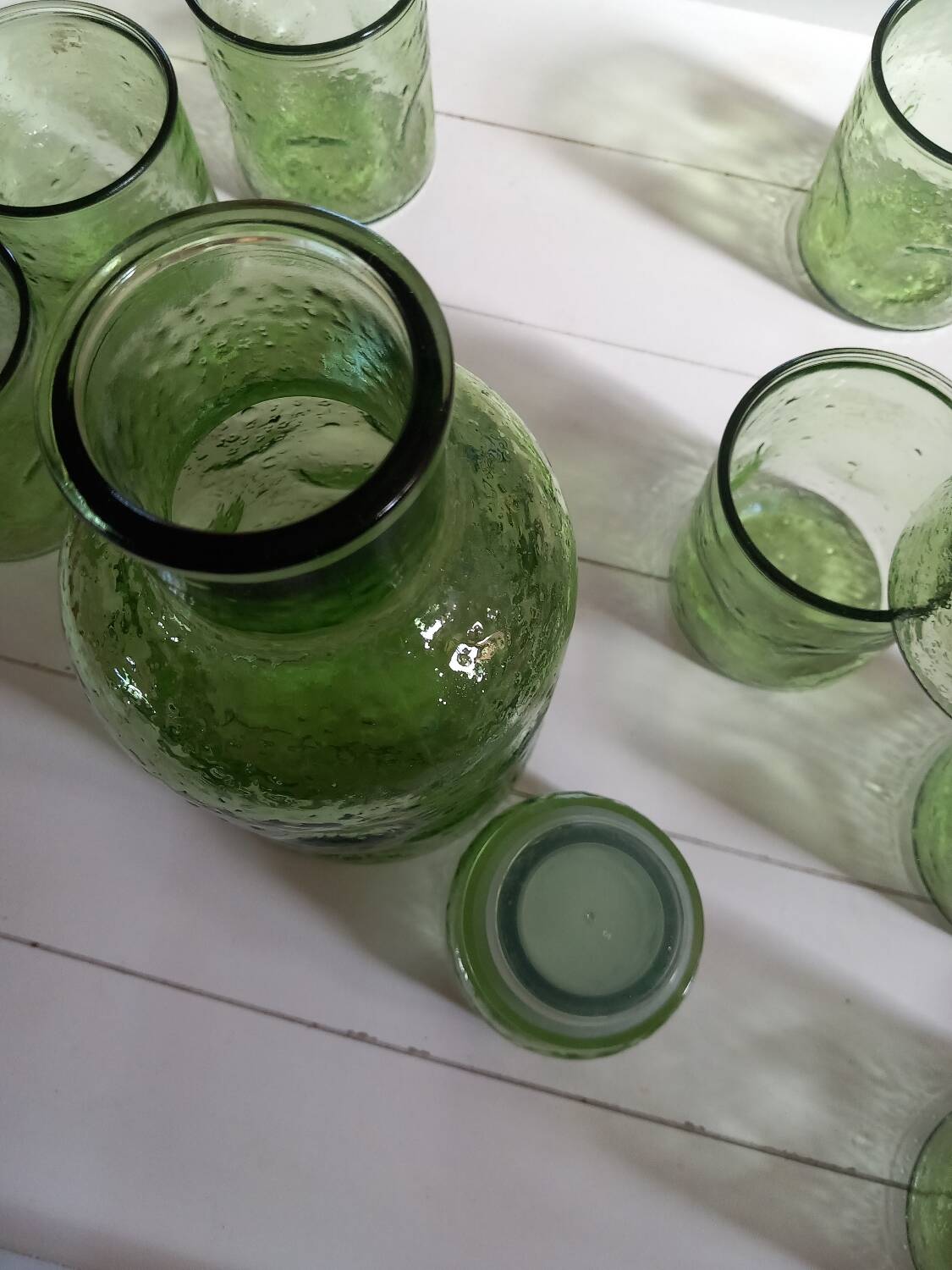 Carafe and 8 old glasses in bubble molded glass