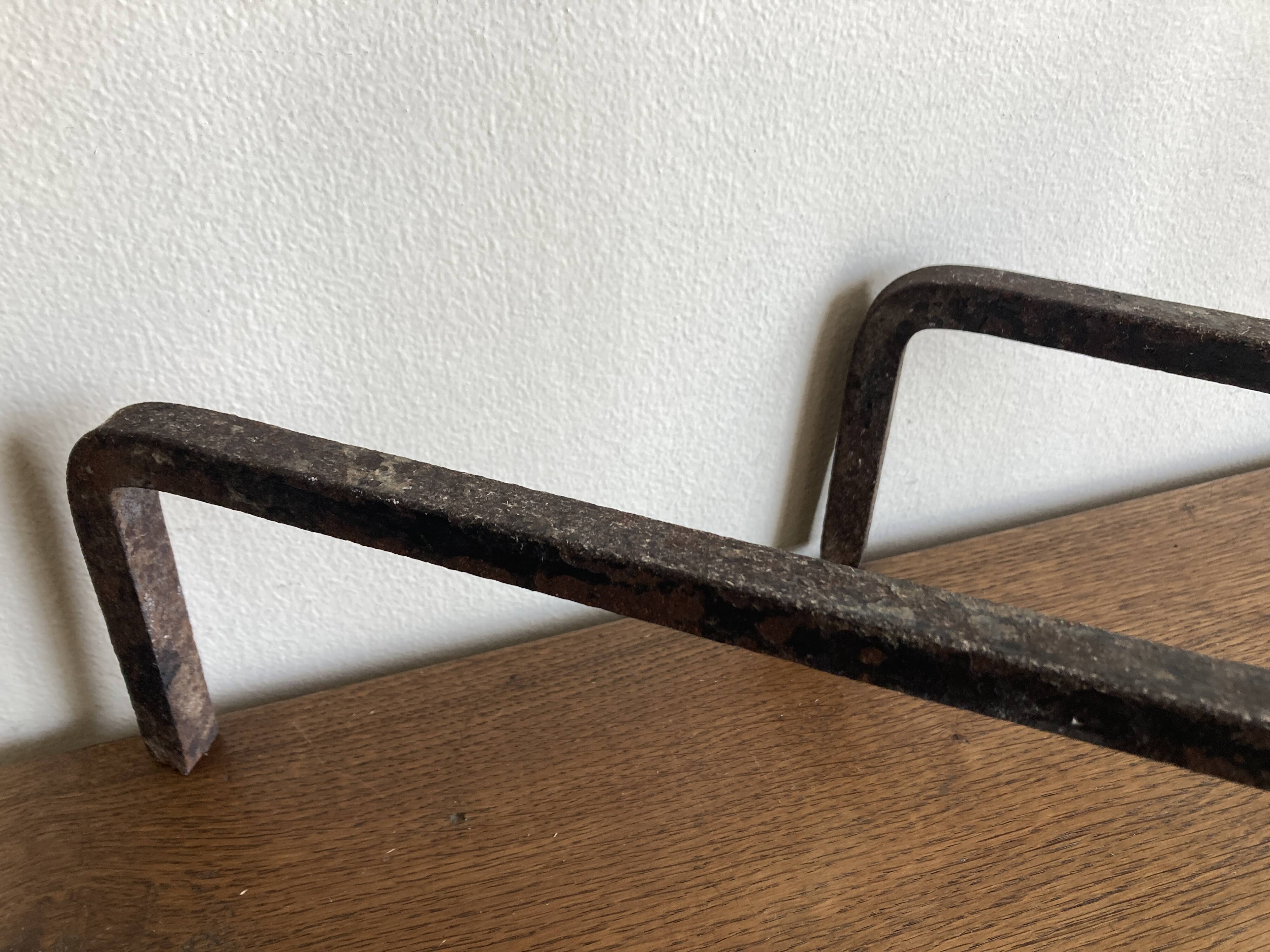 Paire de chenets en fer battu 1960