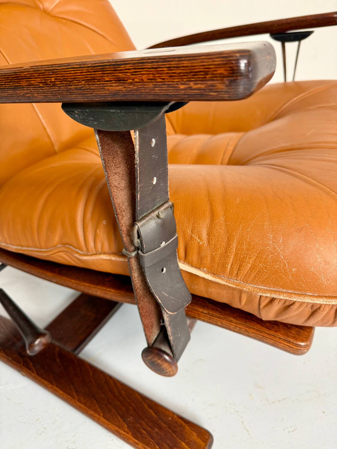 Antique "Panter" hanging armchair in Scandinavian design leather Westnofa an70