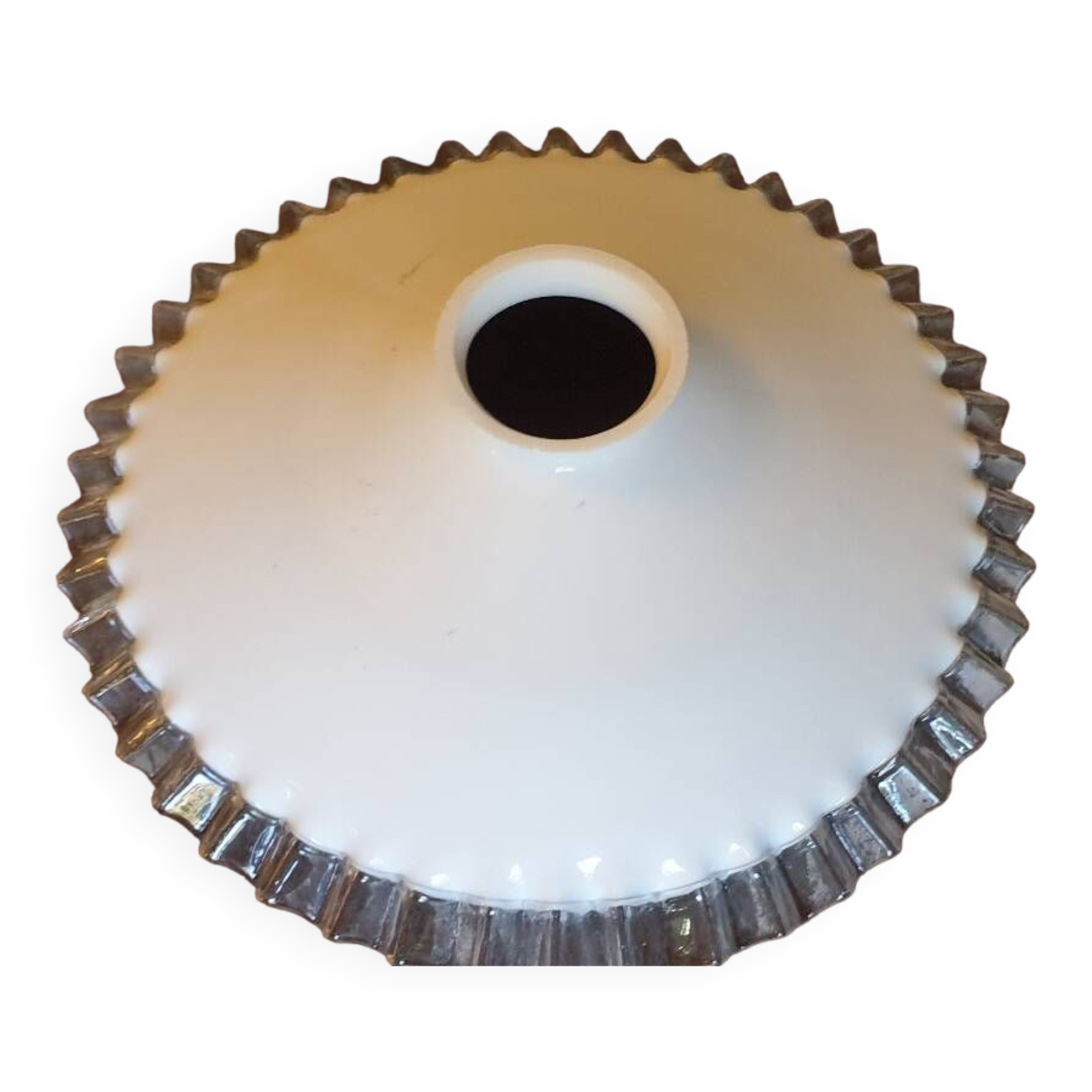 Serrated opaline lampshade