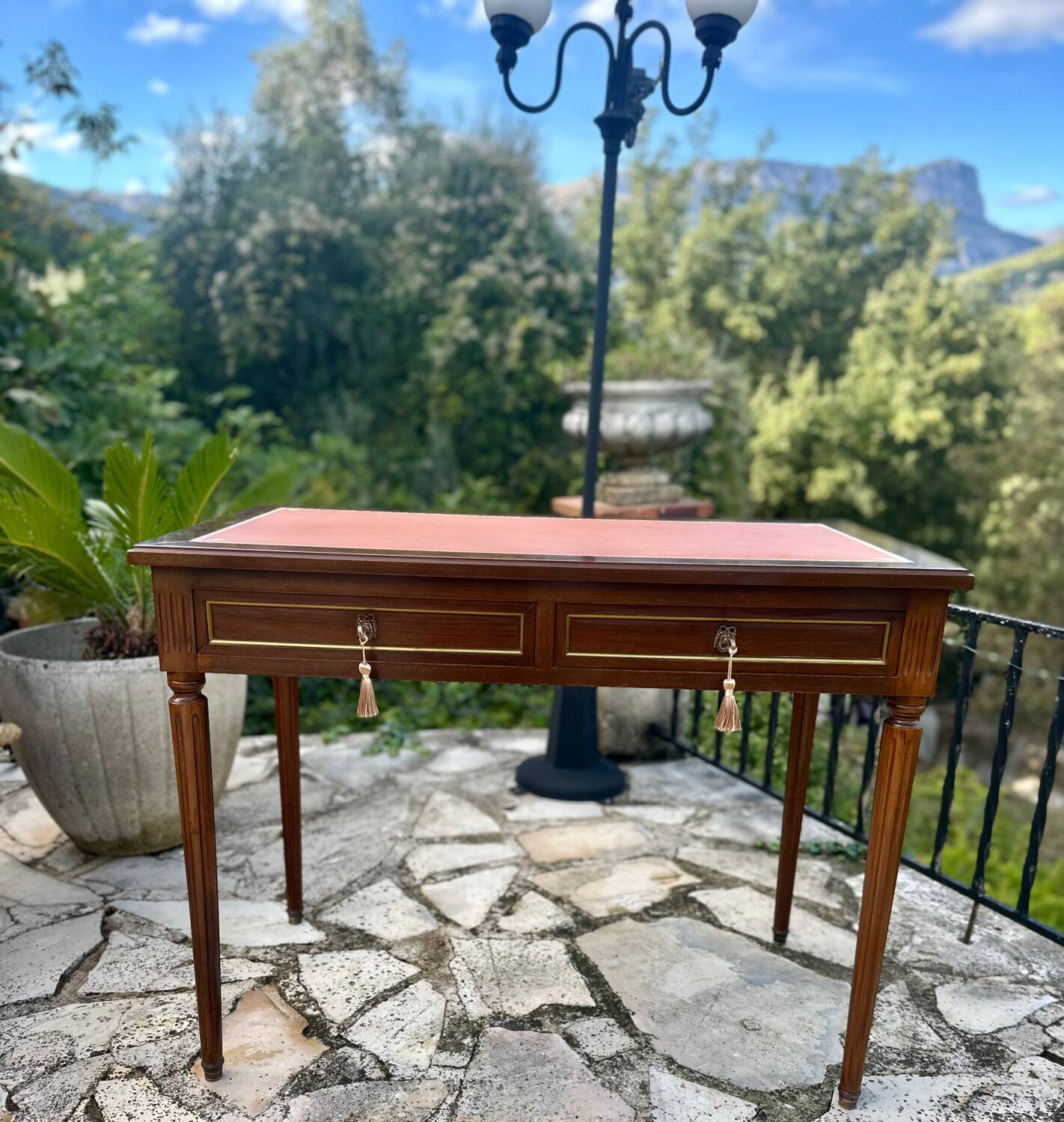 Flat desk in mahogany in the Louis XVI style.