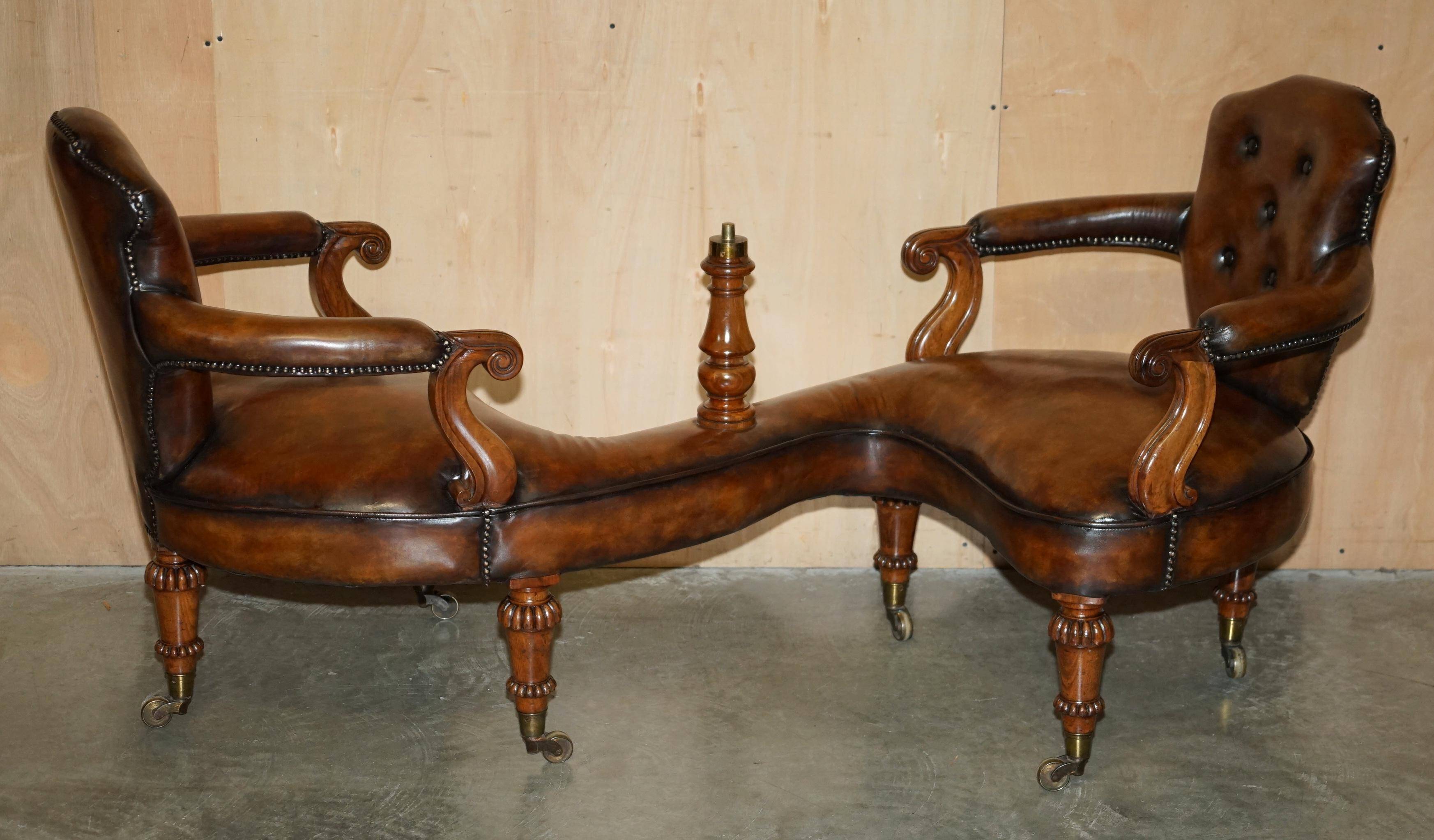 Canapé Conversation Teta a Teta en cuir avec plateau d'échecs en noyer Burr, style High Victorian