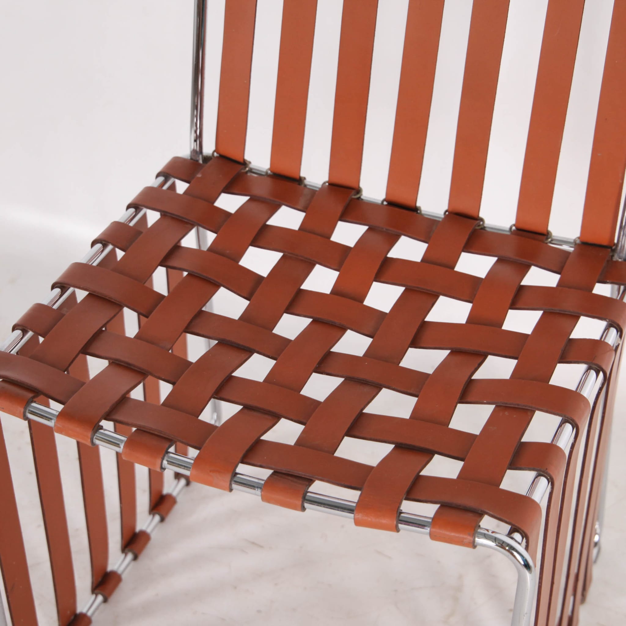 Suite de 6 chaises en cuir et chrome