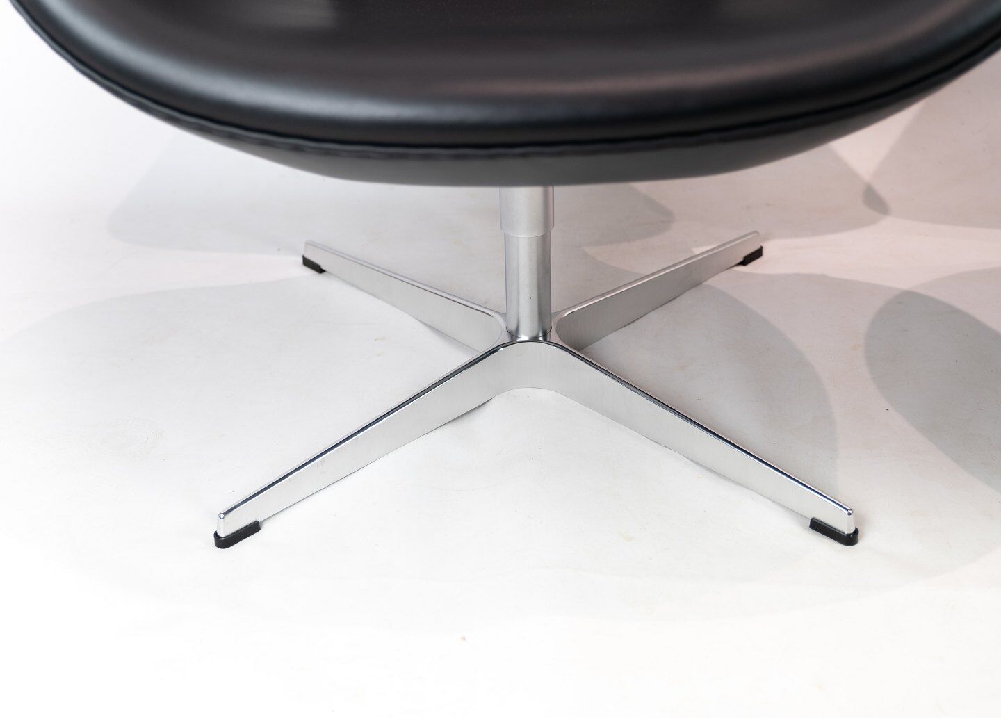 A pair of Swan chairs, model 3320, designed by Arne Jacobsen in 1958