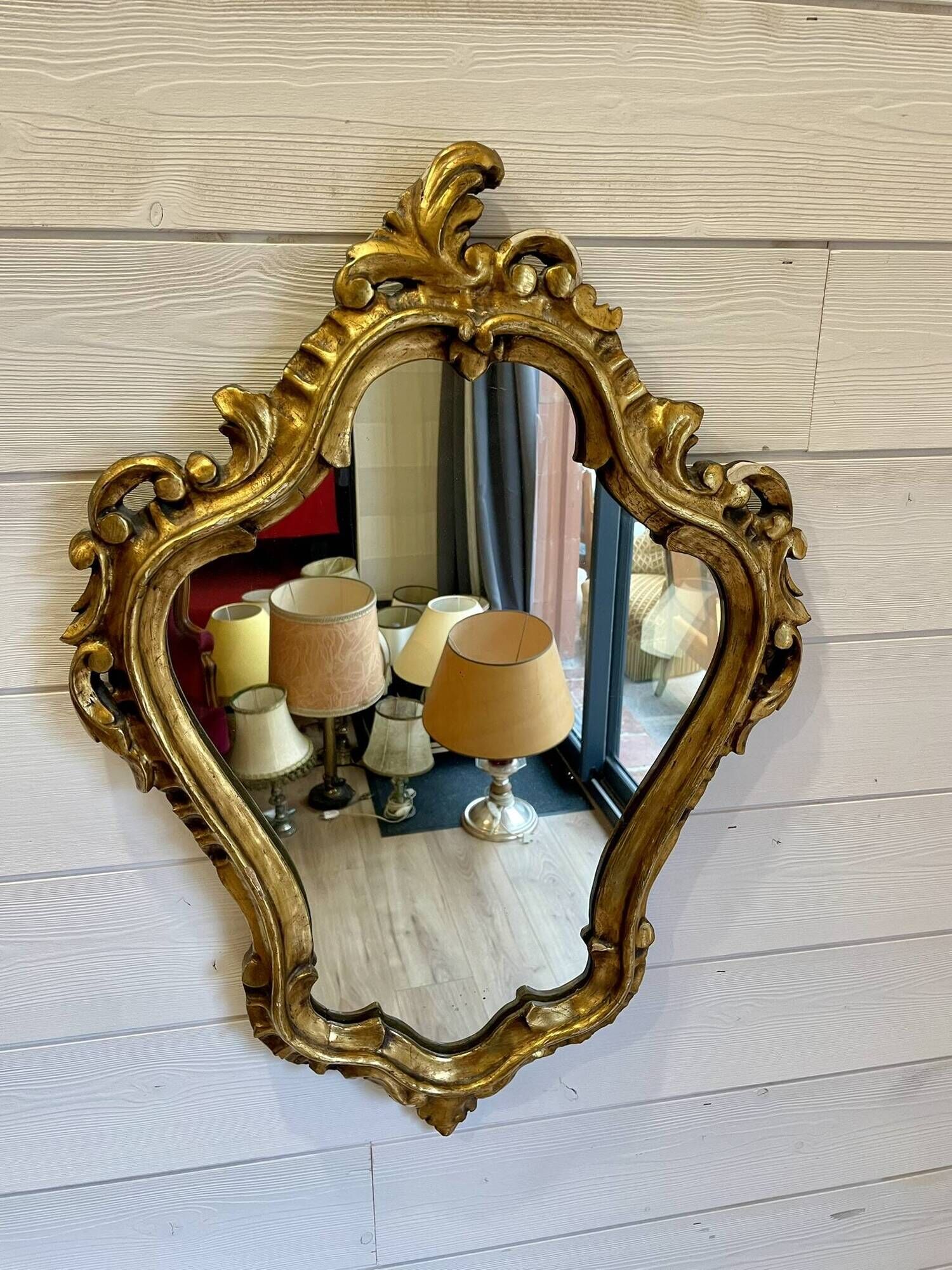 Vintage wall mirror in Louis XV / Baroque style – Carved wooden frame in gold.