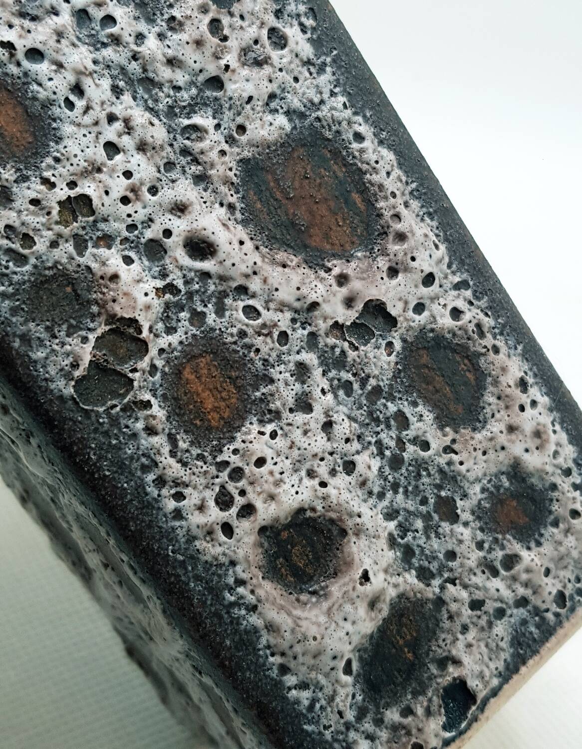 Vase glacé en écume de mer du milieu du siècle