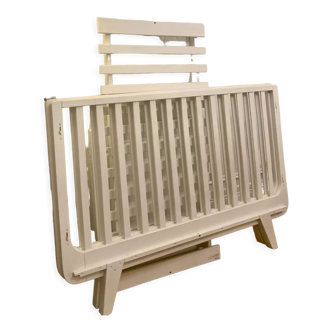 Baby cot with evolutionary bar