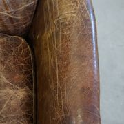Fauteuil en cuir de vachette grainé au design intemporel