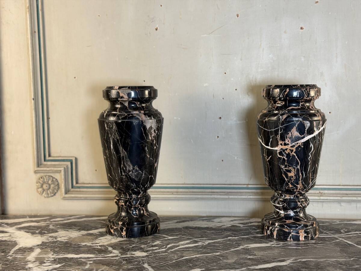 Paire de vases en marbre Portor, vers 1920