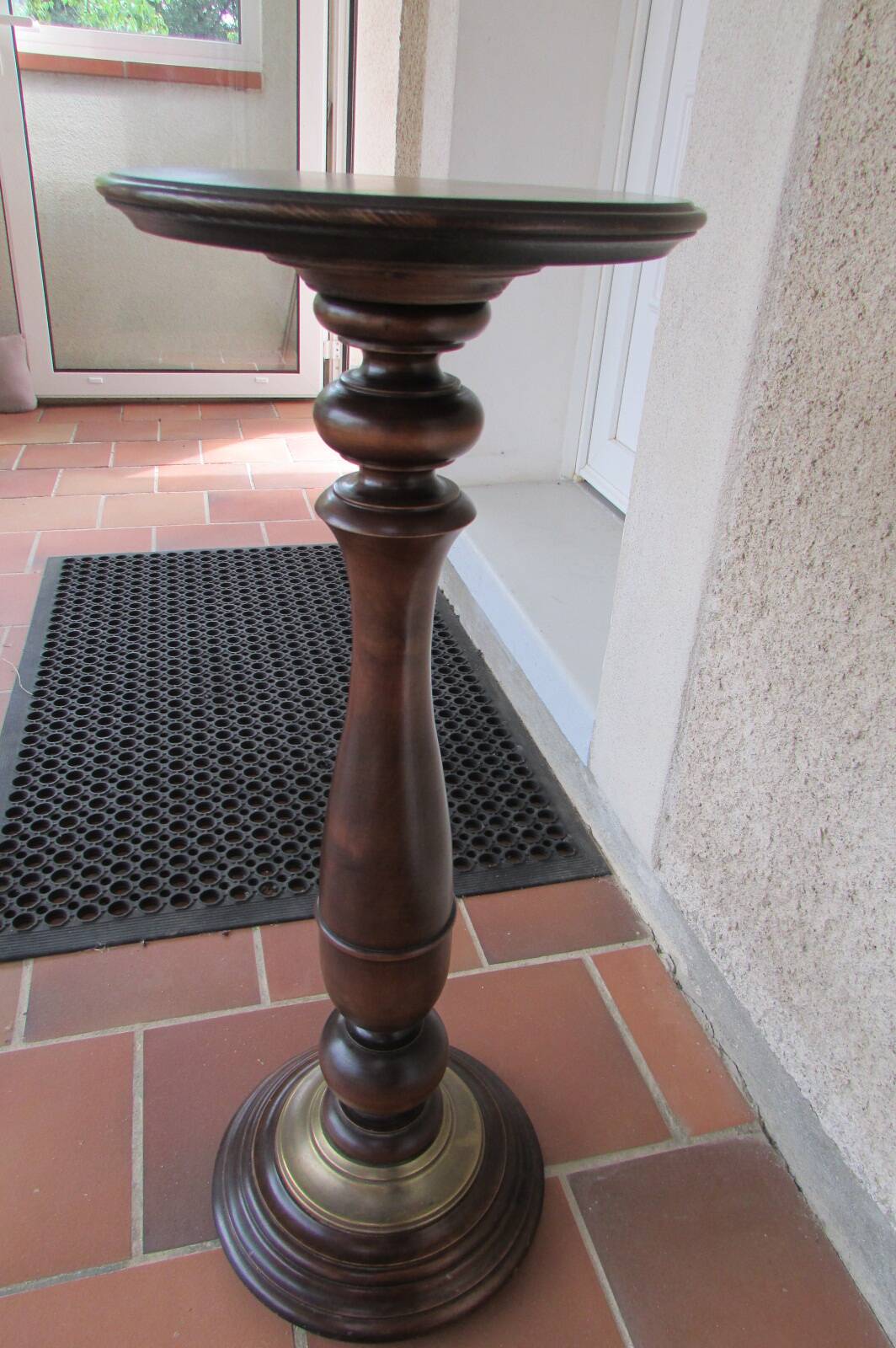 Pedestal table, plant stand or statue